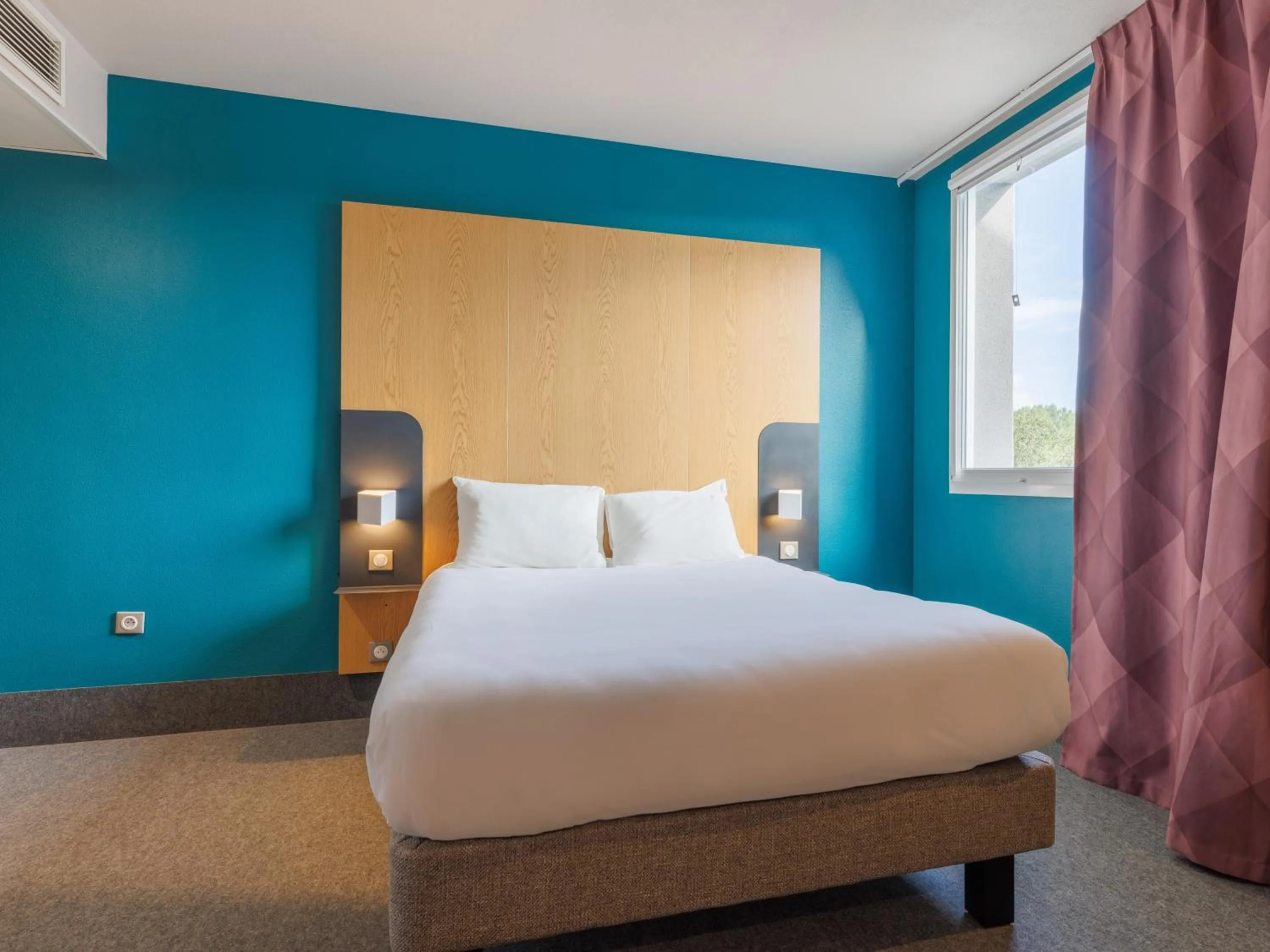 Bedroom, Bed in B&B HOTEL Clermont-Ferrand Nord Riom