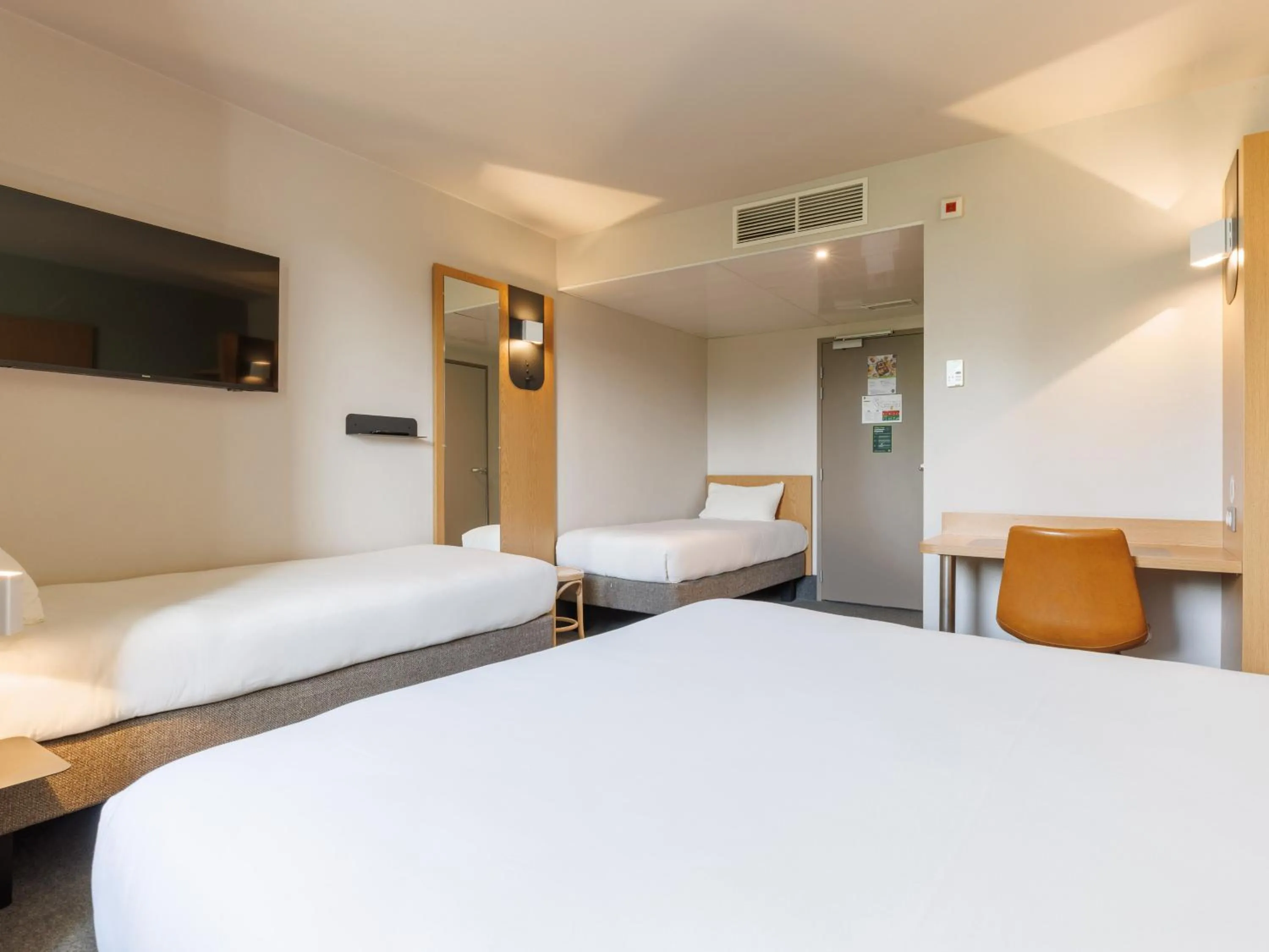 Bedroom, Bed in B&B HOTEL Clermont-Ferrand Nord Riom