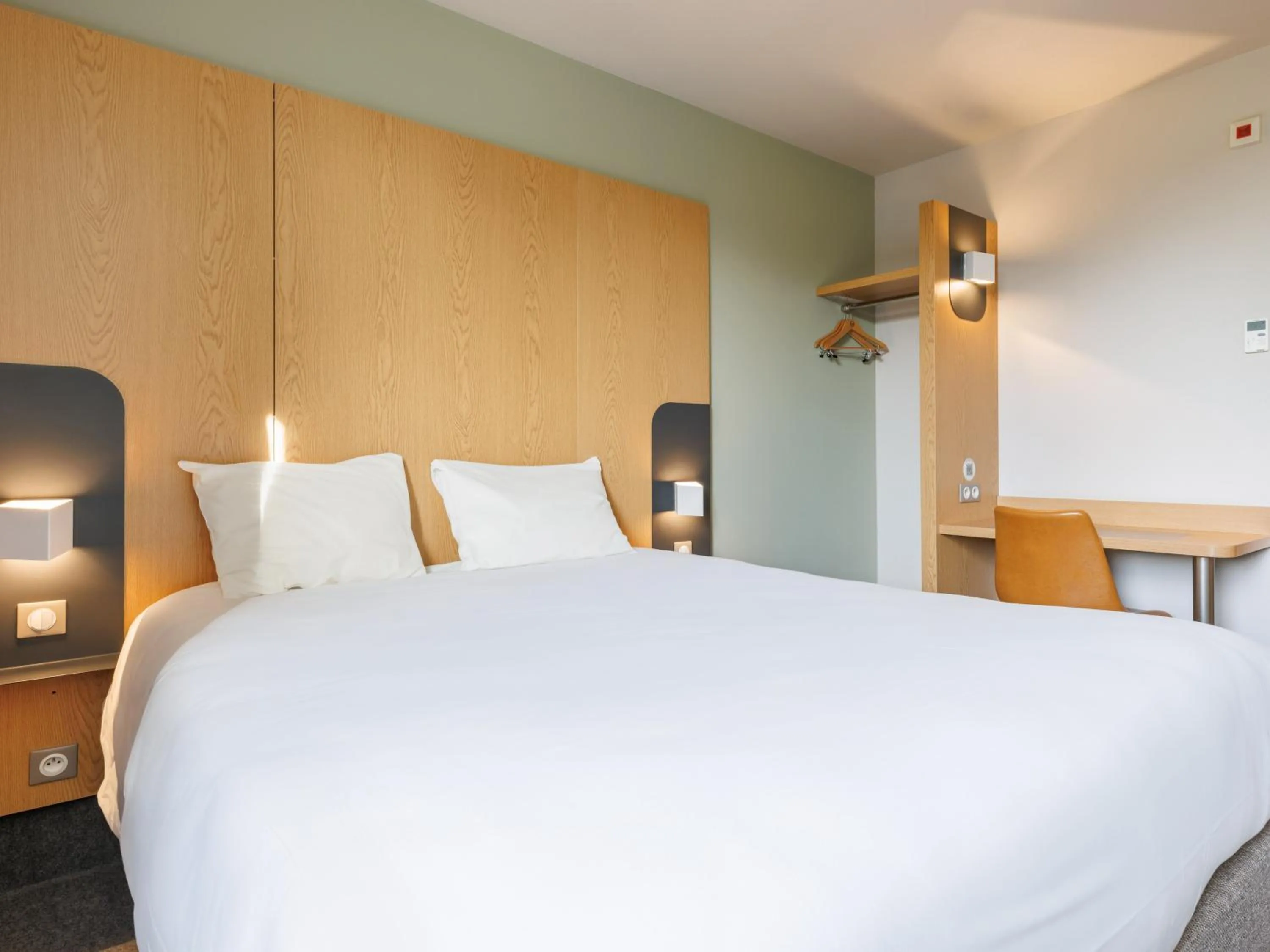 Bedroom, Bed in B&B HOTEL Clermont-Ferrand Nord Riom