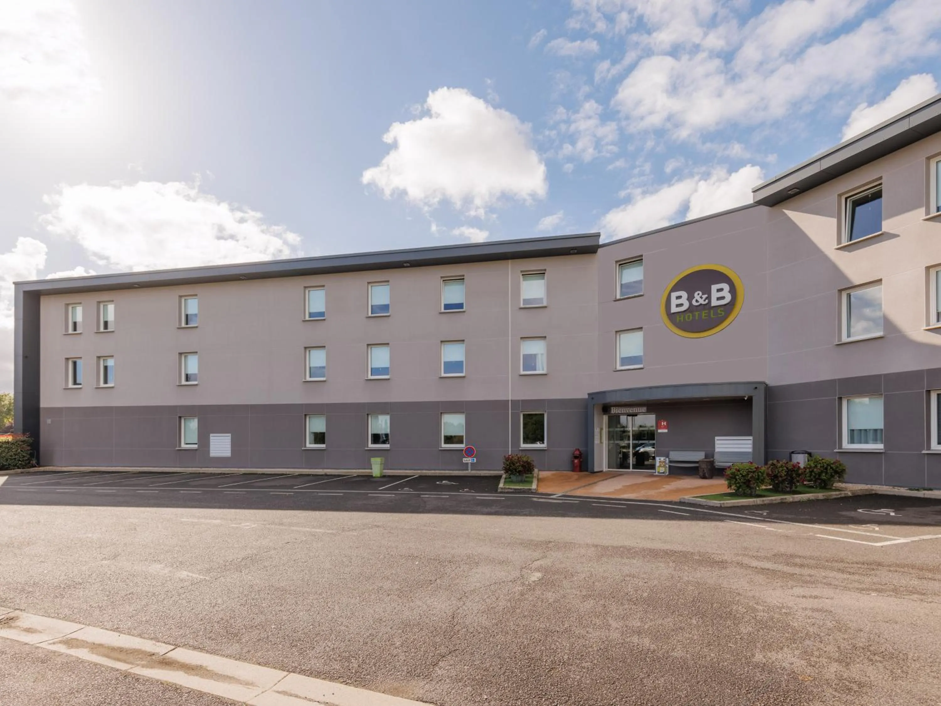 Property building in B&B HOTEL Clermont-Ferrand Nord Riom