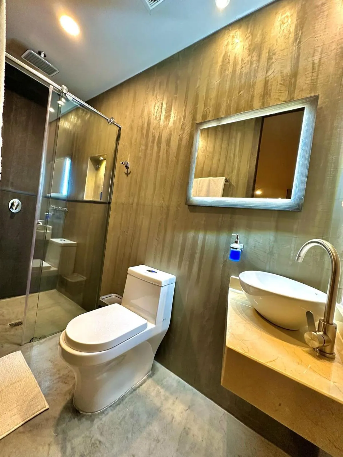 Shower in Balmoral Plaza Hotel