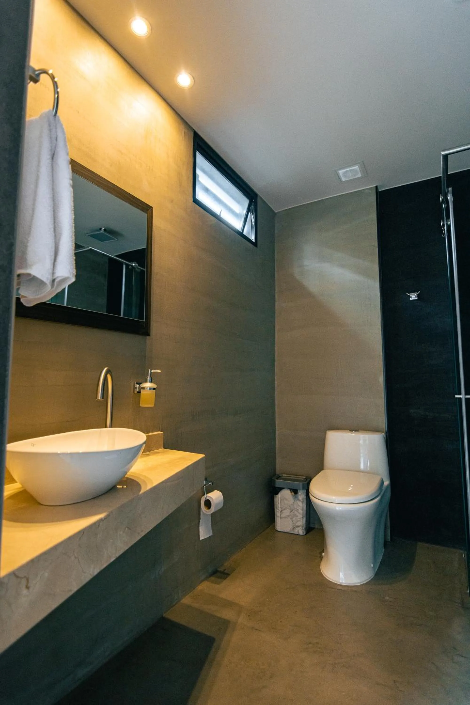 Shower in Balmoral Plaza Hotel