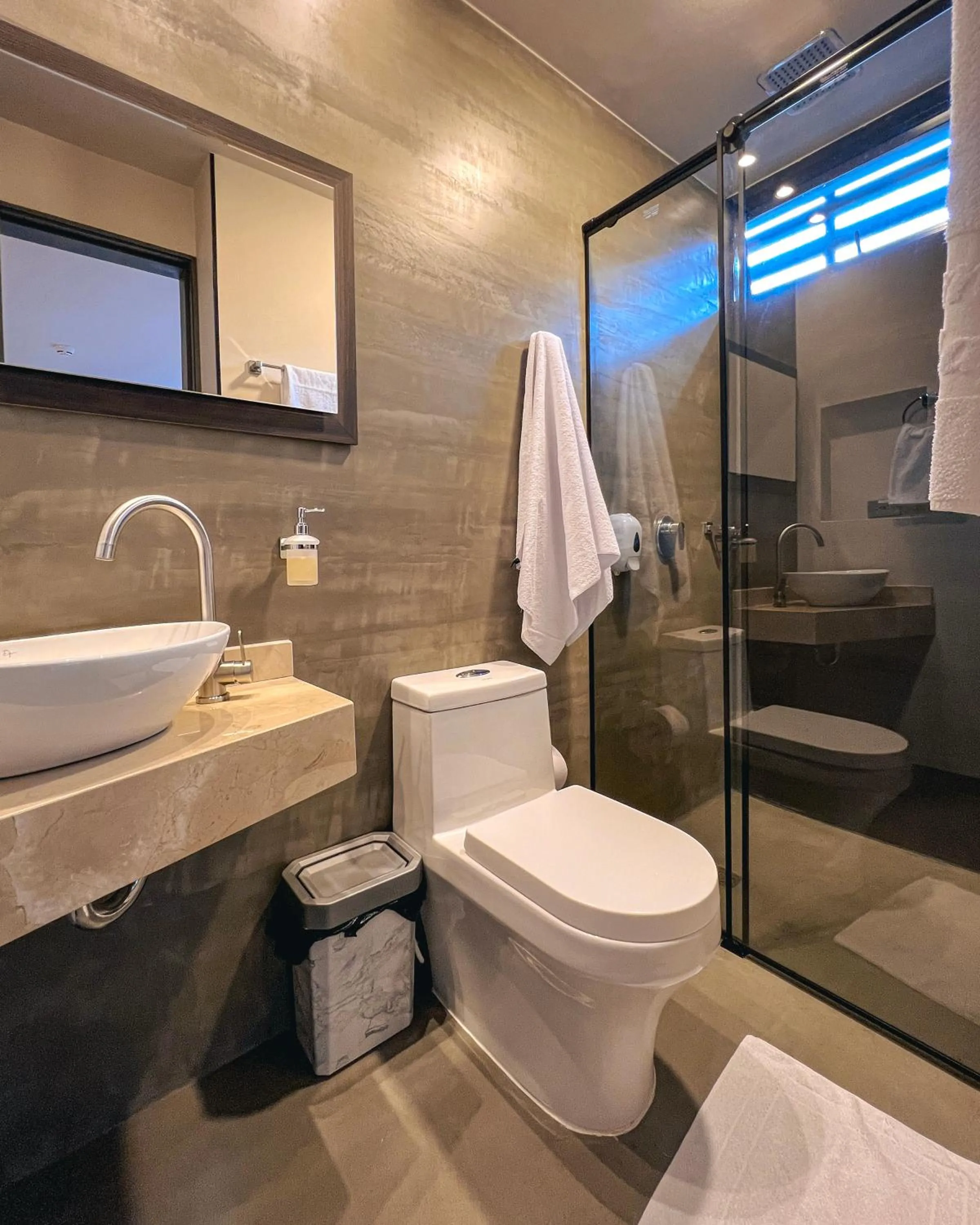 Shower in Balmoral Plaza Hotel