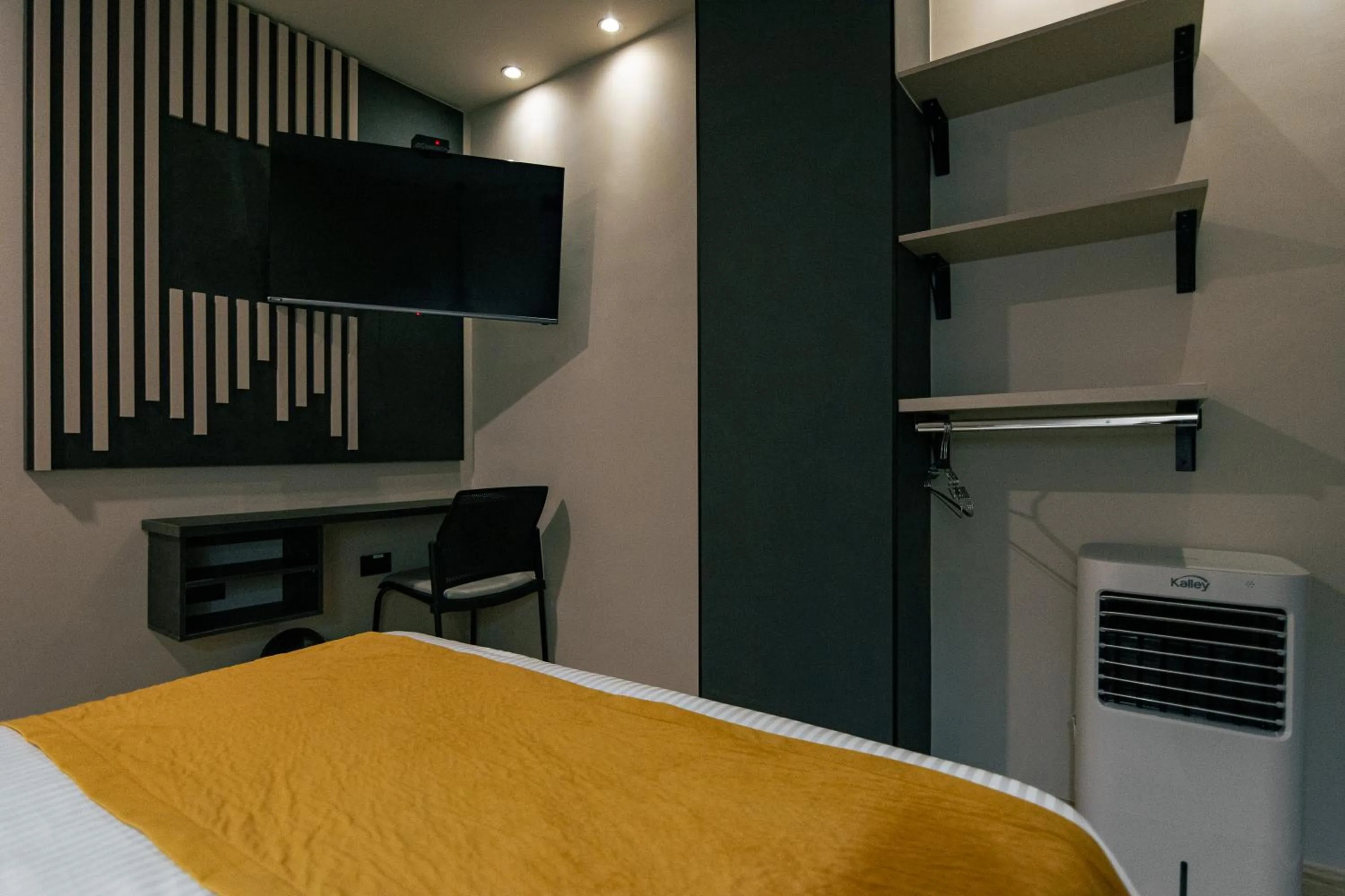 Photo of the whole room, Bed in Balmoral Plaza Hotel