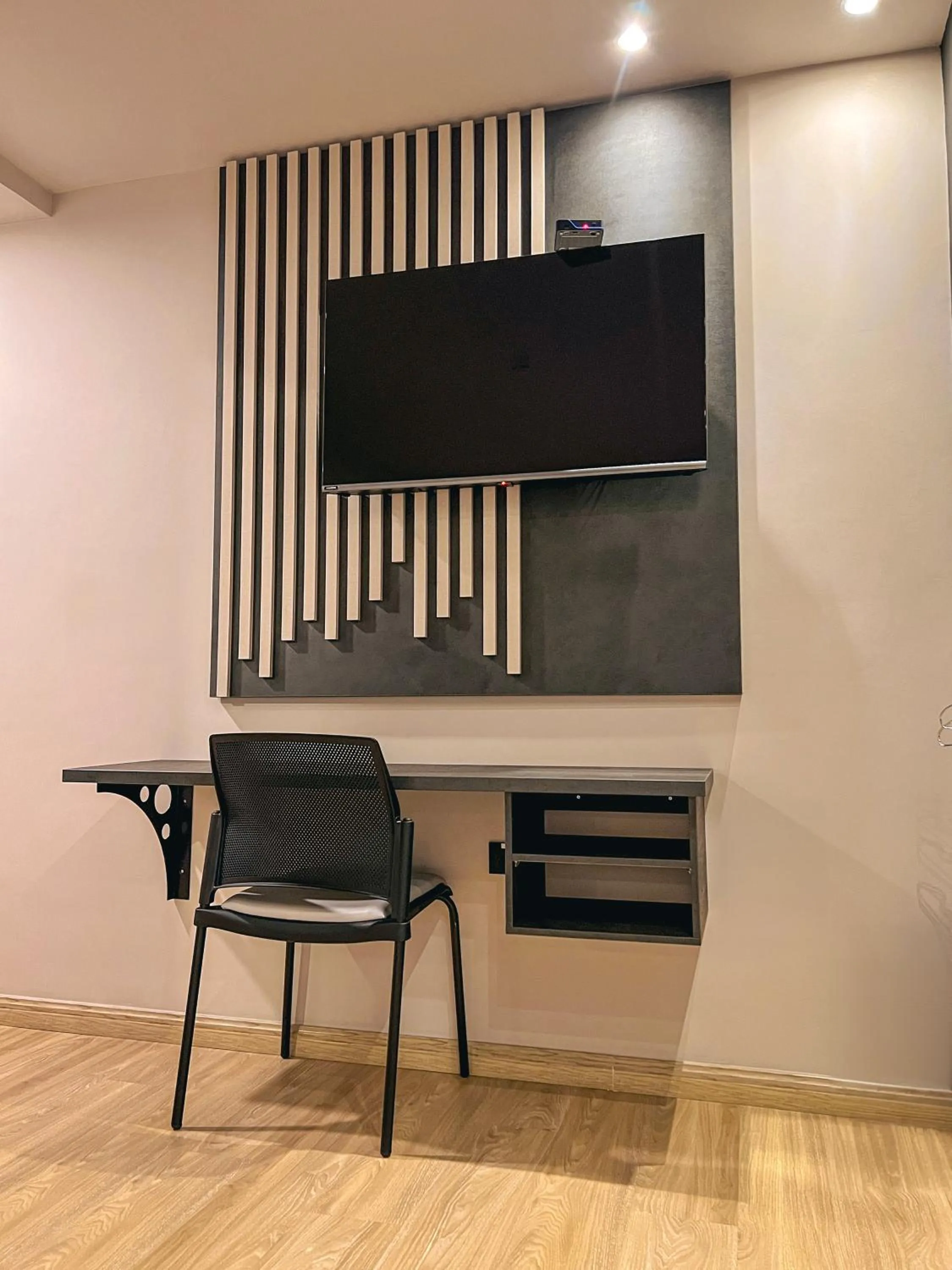 TV and multimedia in Balmoral Plaza Hotel