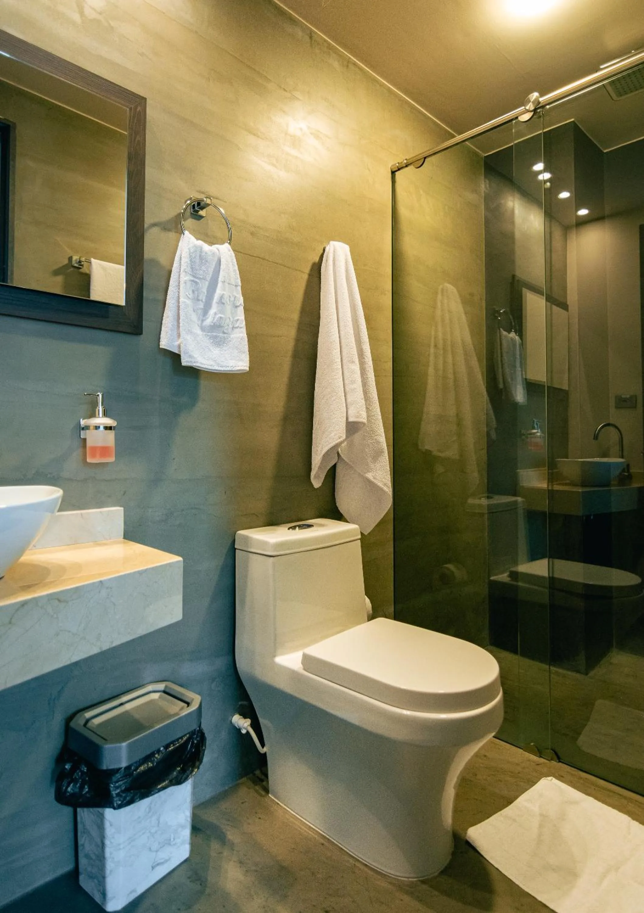 Bathroom in Balmoral Plaza Hotel