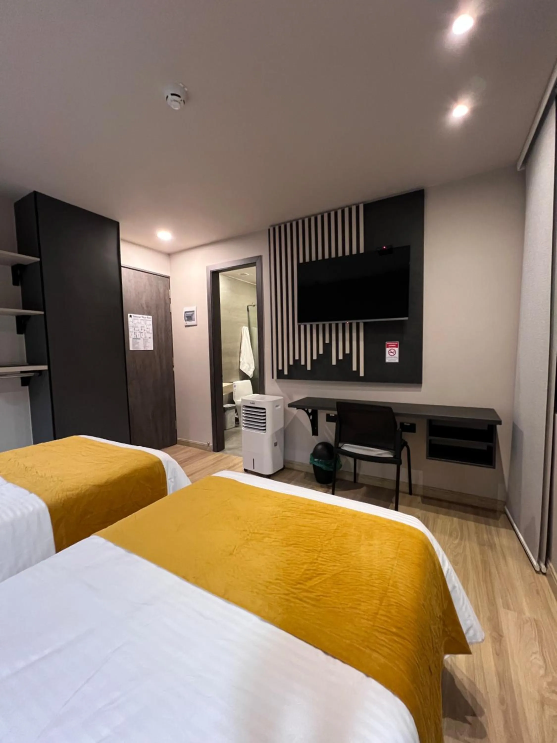 TV and multimedia, Bed in Balmoral Plaza Hotel