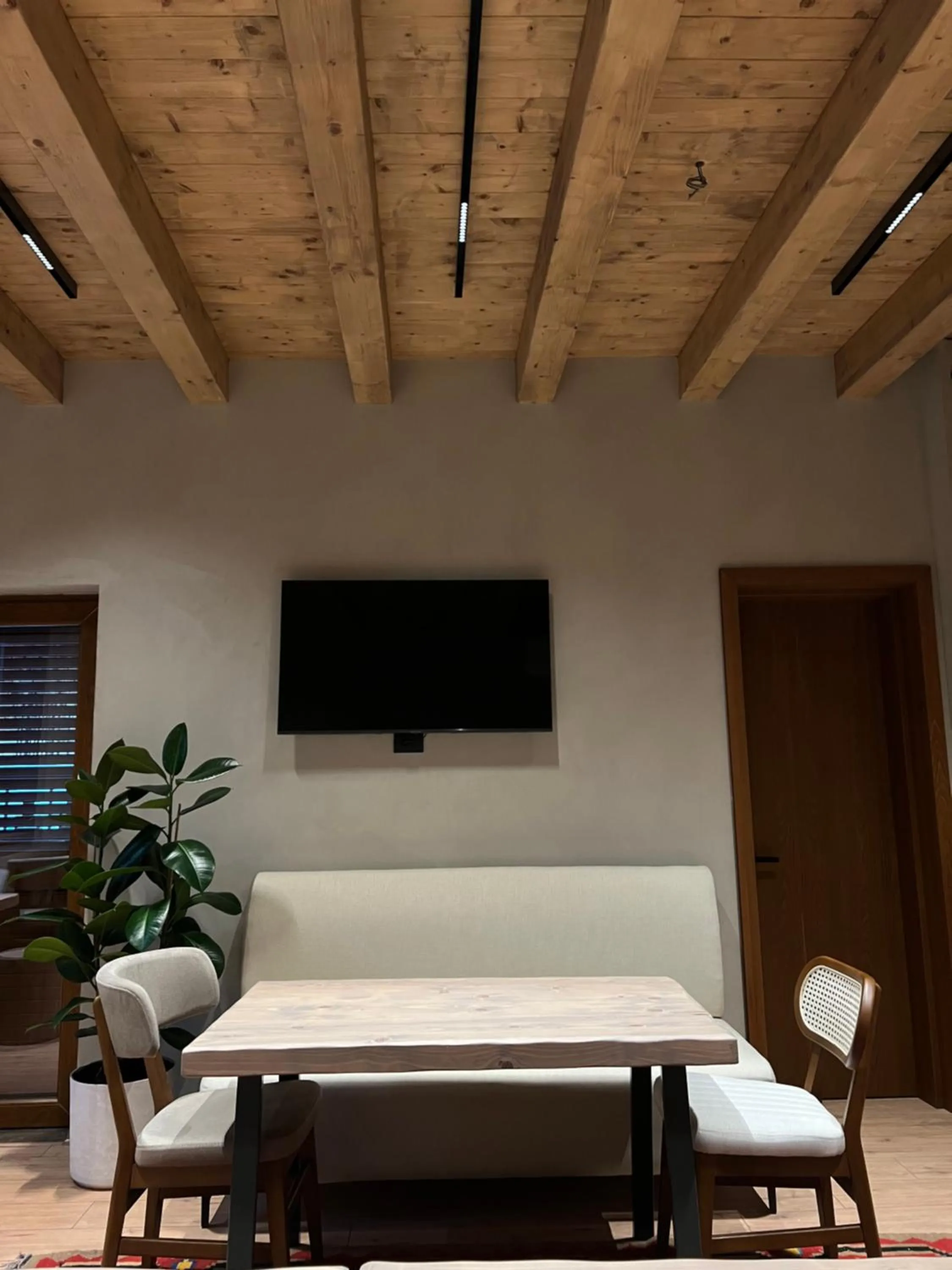 Restaurant/places to eat in Faces & Places Boutique Hotel