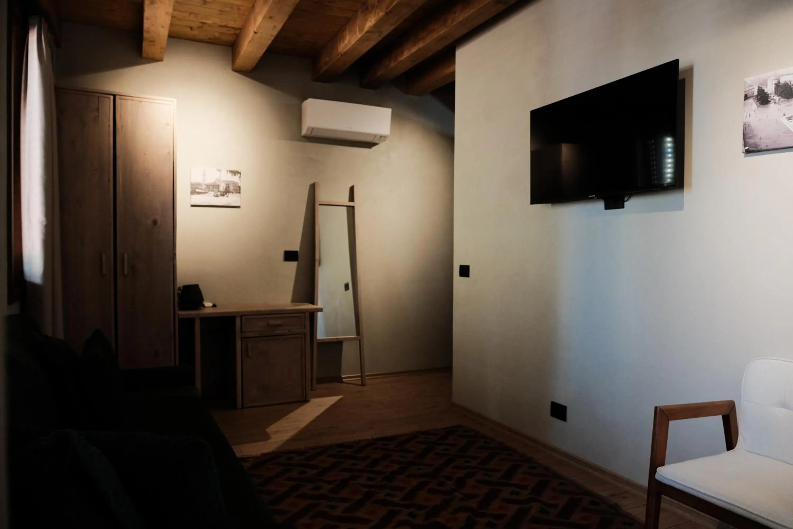 TV and multimedia in Faces & Places Boutique Hotel