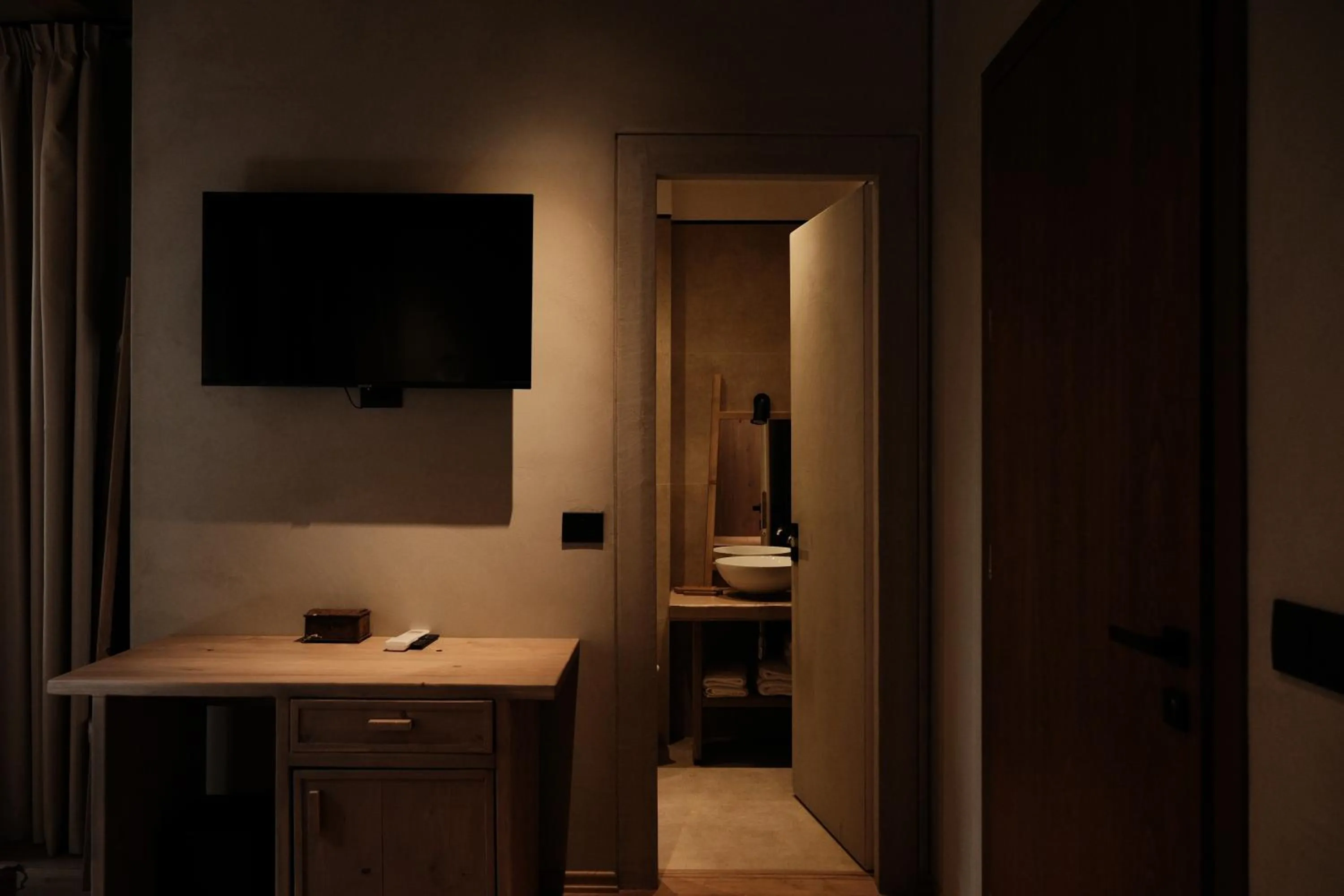 TV and multimedia in Faces & Places Boutique Hotel