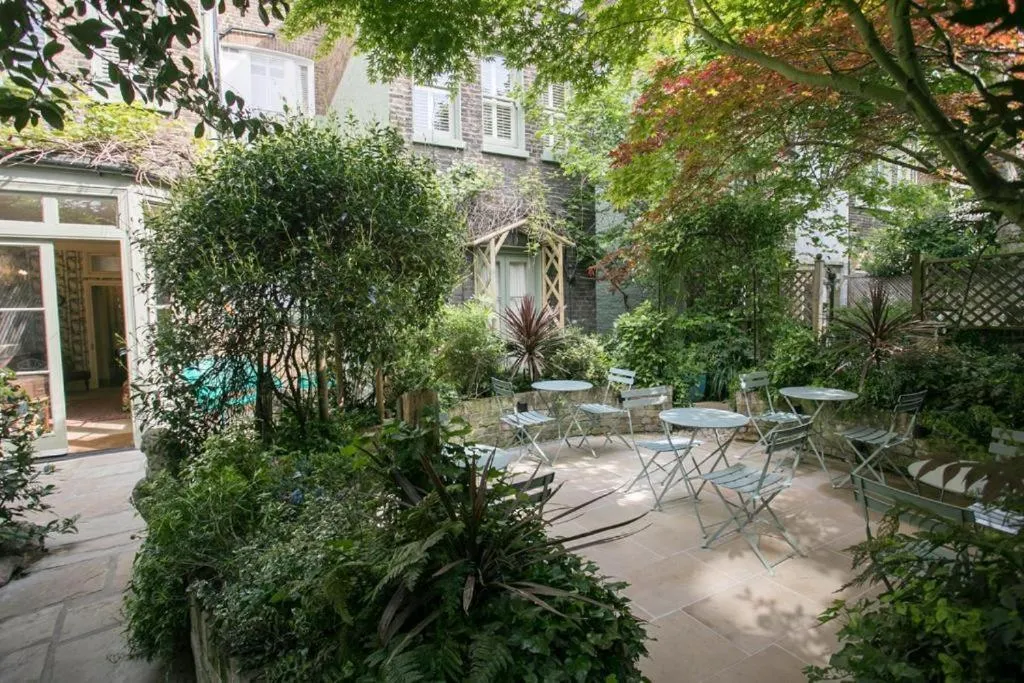 Garden in Vancouver Hotel and Studios