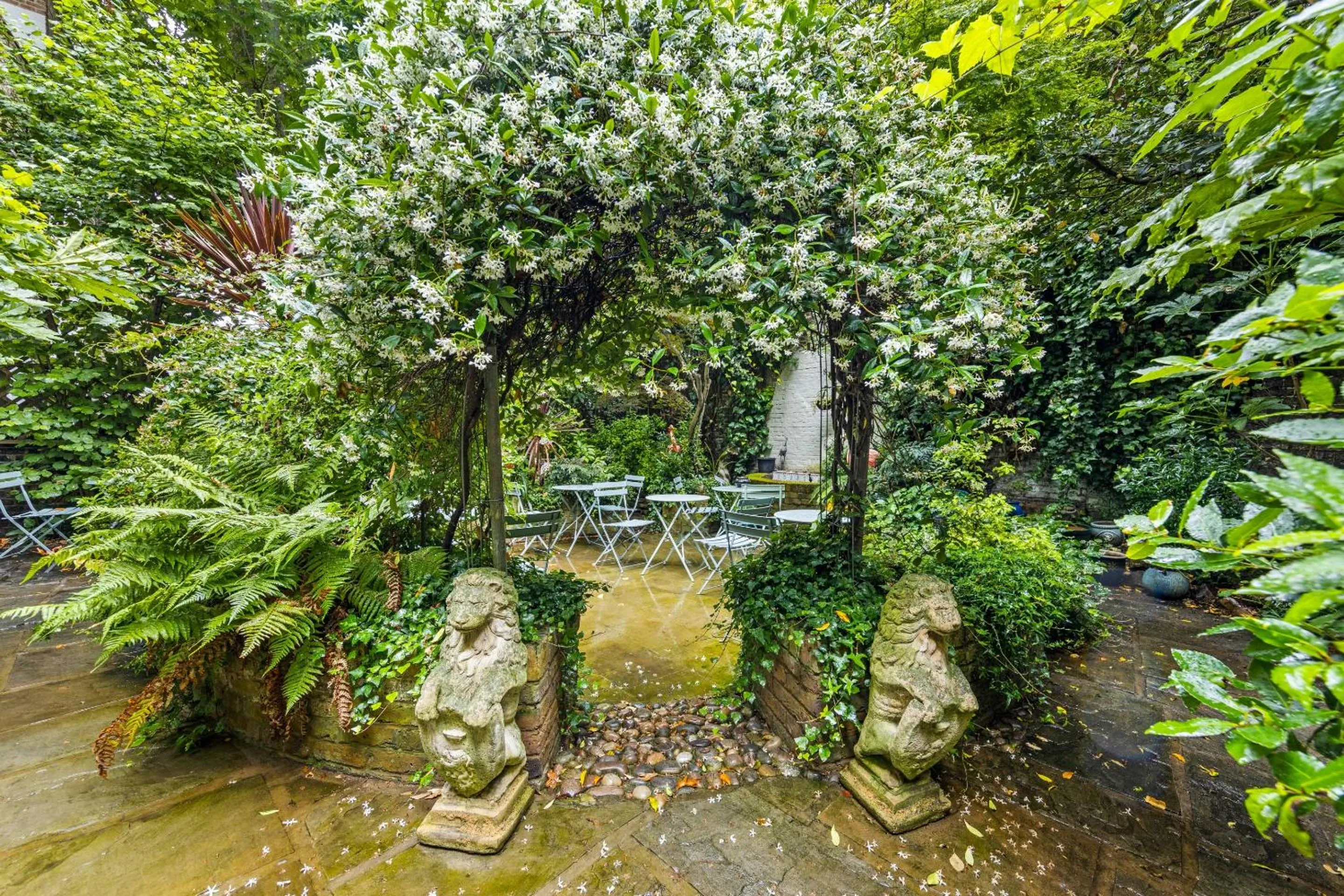 Garden in Vancouver Hotel and Studios