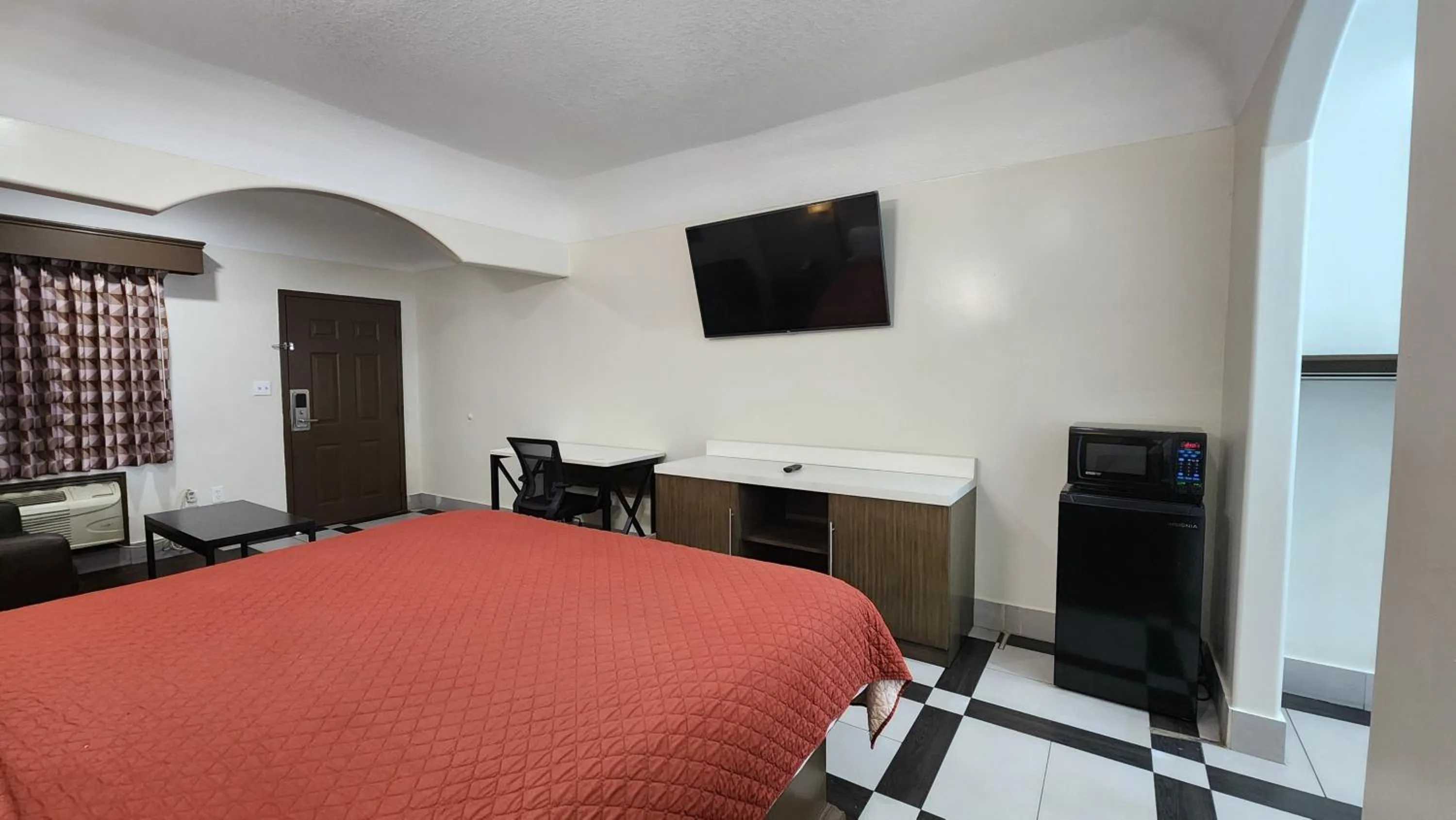 Bed in Scottish Inn & Suites Sam Houston Parkway