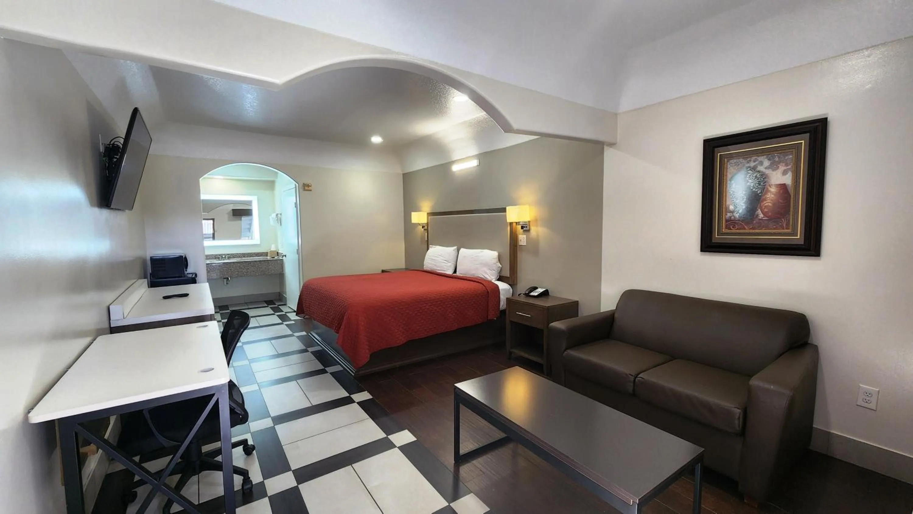 Photo of the whole room, Bed in Scottish Inn & Suites Sam Houston Parkway