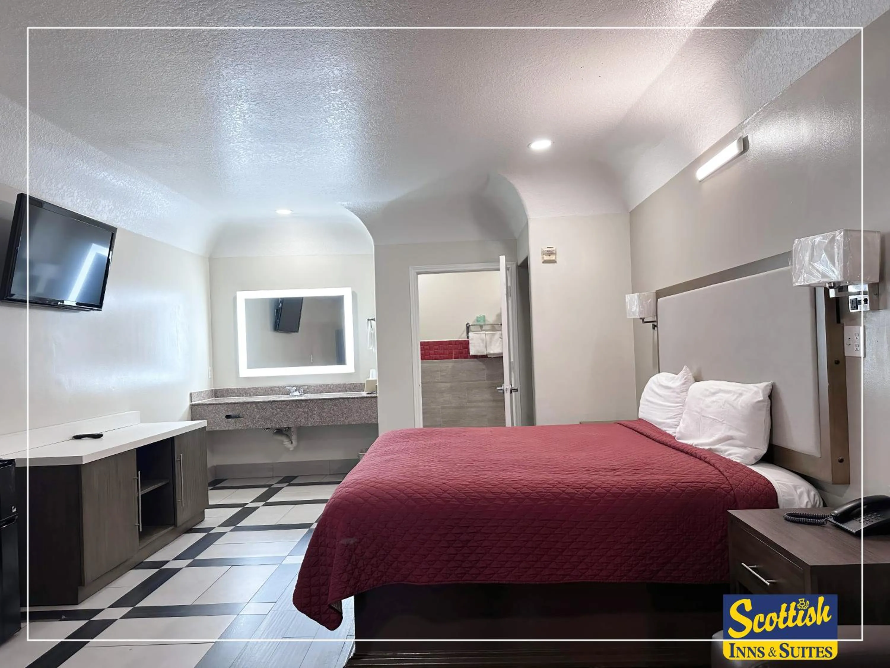 Bed in Scottish Inn & Suites Sam Houston Parkway