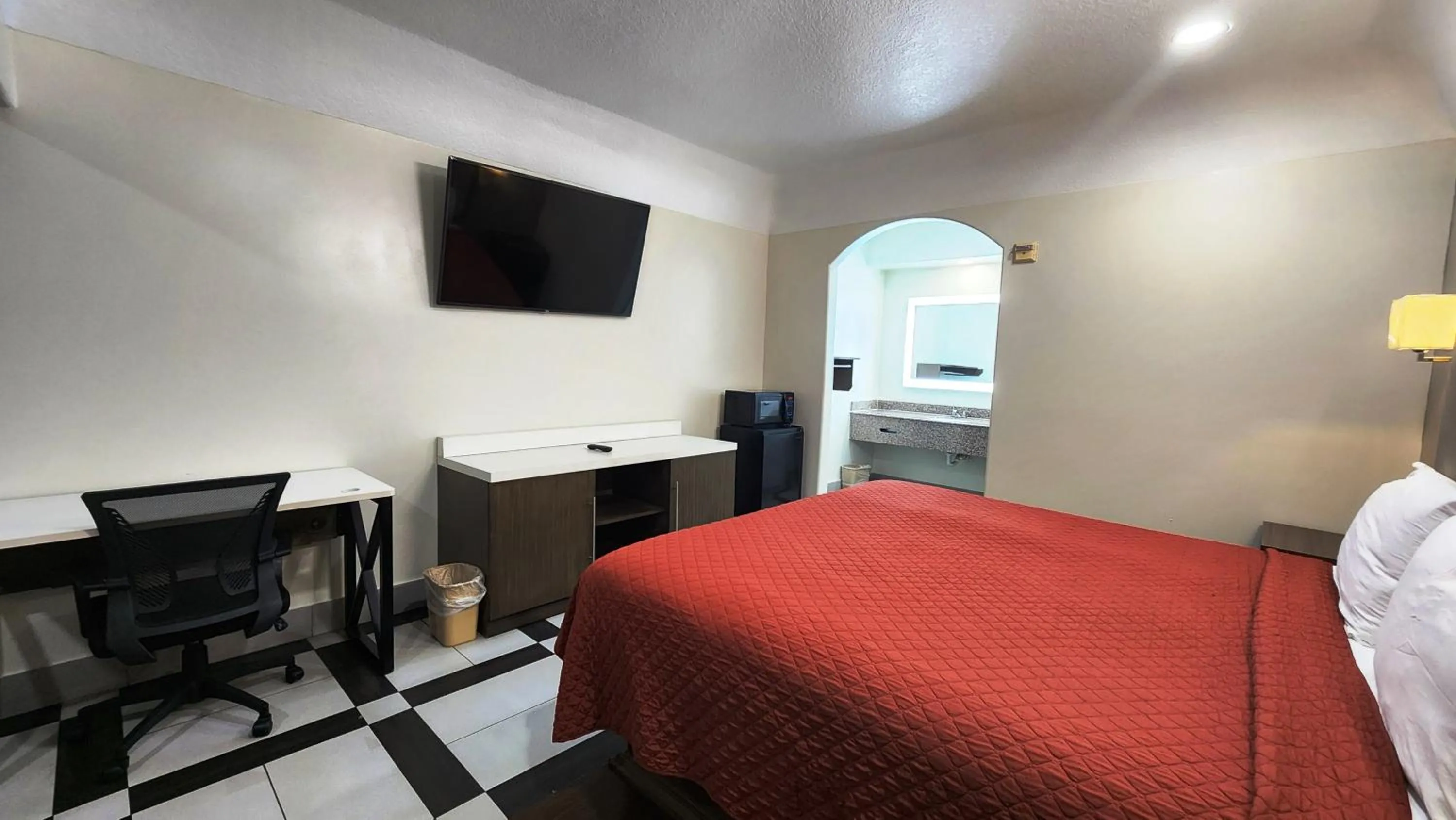 Bed in Scottish Inn & Suites Sam Houston Parkway
