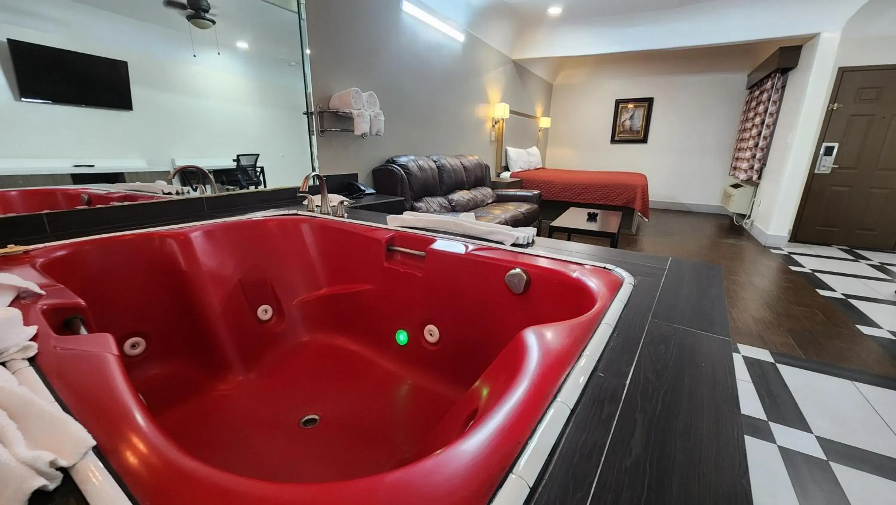 Deluxe Suite with Spa Bath in Scottish Inn & Suites Sam Houston Parkway Deluxe Suite with Spa Bath in Scottish Inn & Suites Sam Houston Parkway