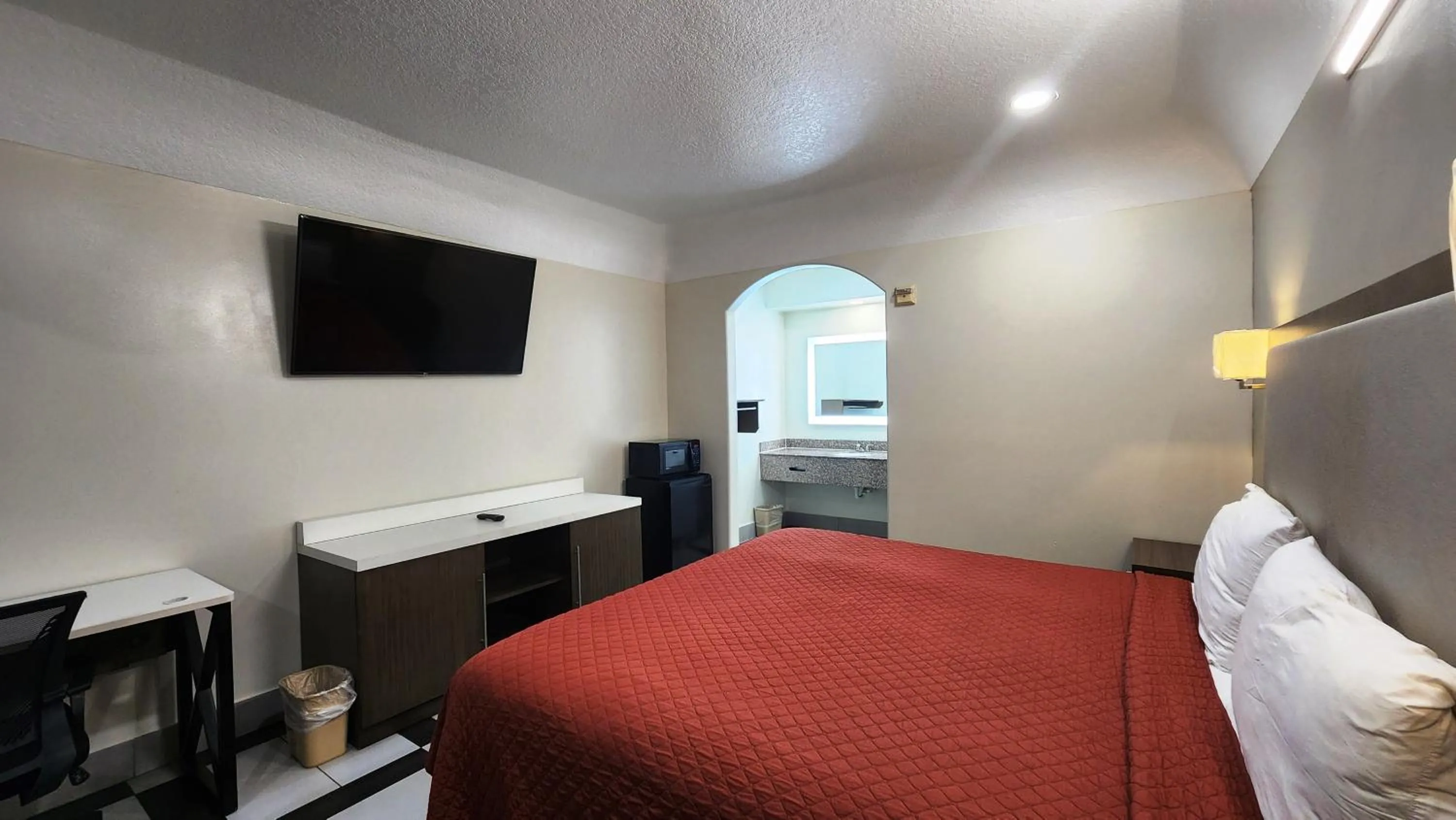 Bed in Scottish Inn & Suites Sam Houston Parkway