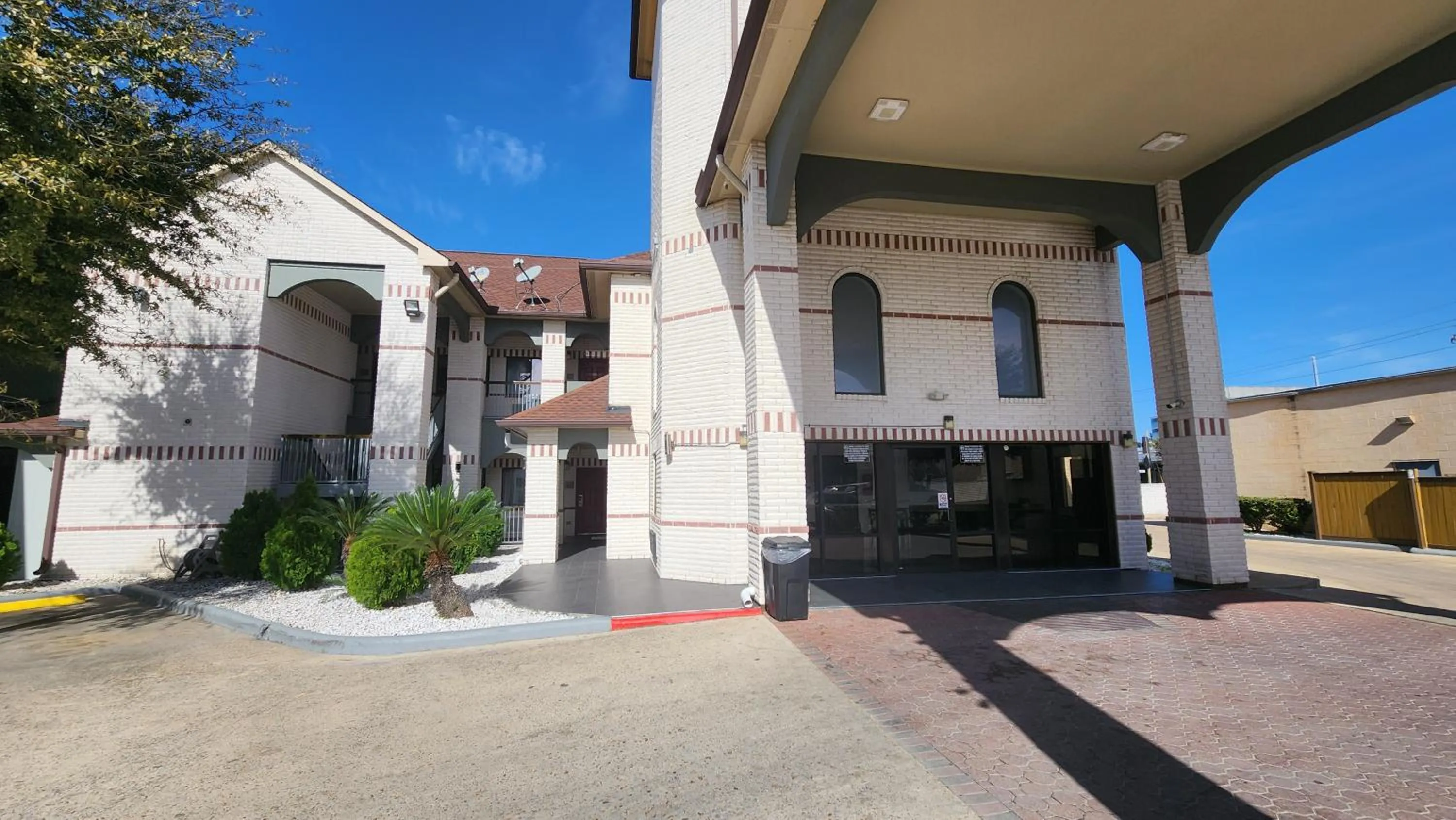 Facade/entrance in Scottish Inn & Suites Sam Houston Parkway