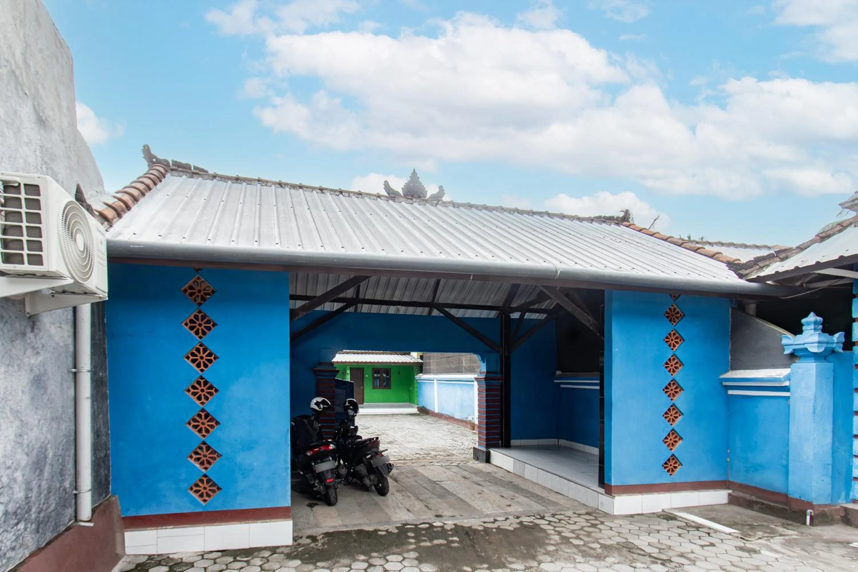 Facade/entrance in Hotel O Penginapan Mekar Sari Near PT. Lombok Menara Energygas