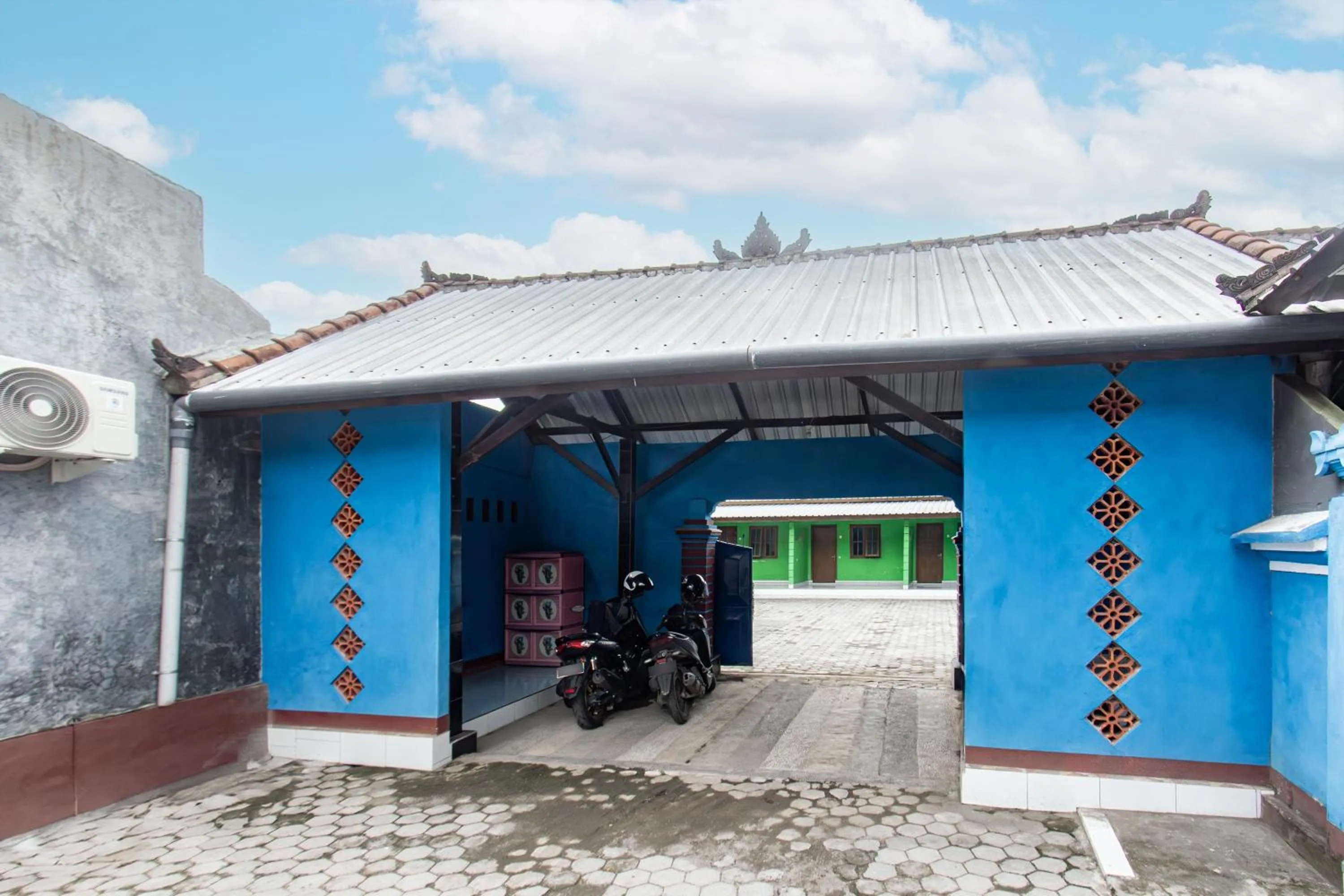 Facade/entrance in Hotel O Penginapan Mekar Sari Near PT. Lombok Menara Energygas