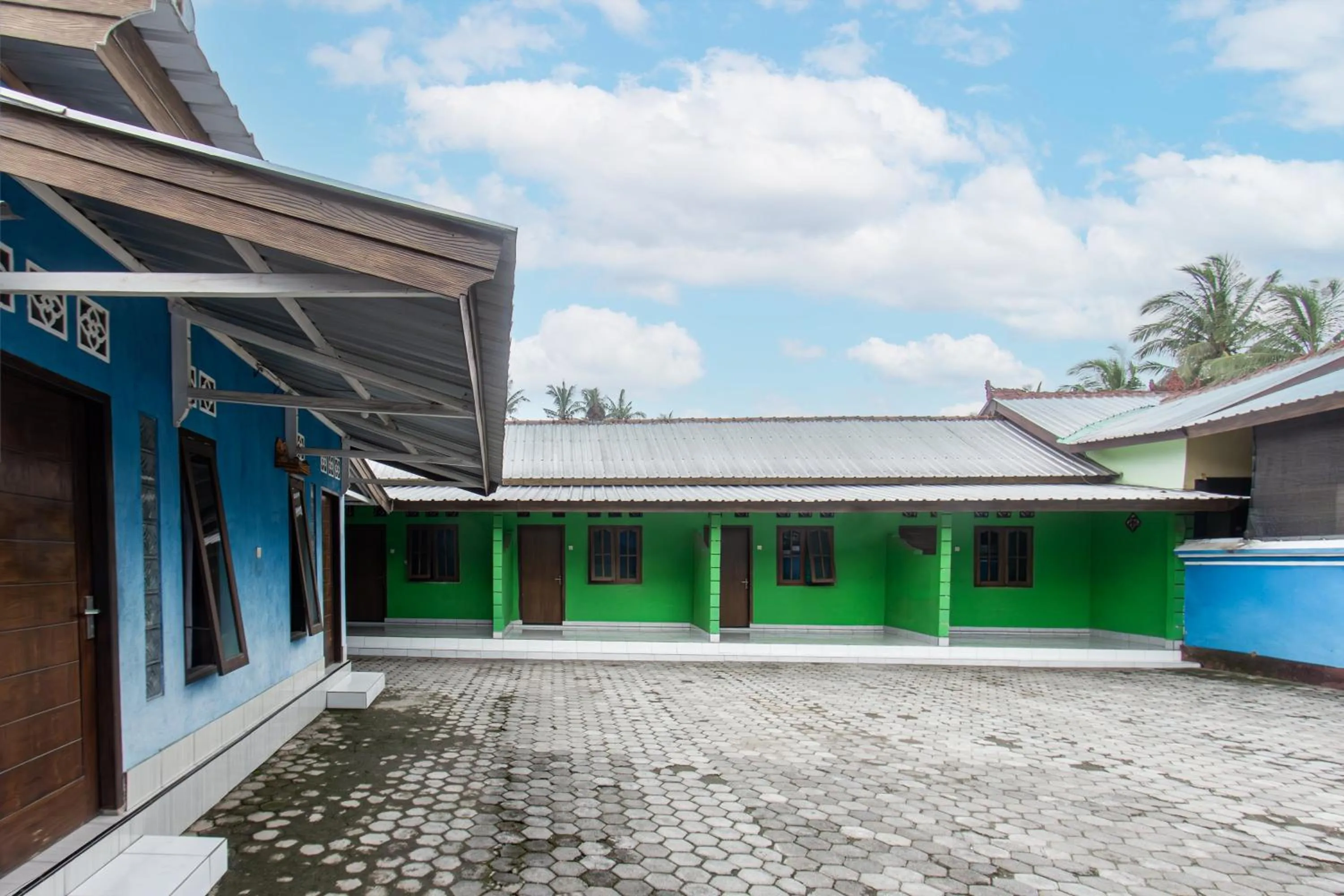 Facade/entrance in Hotel O Penginapan Mekar Sari Near PT. Lombok Menara Energygas