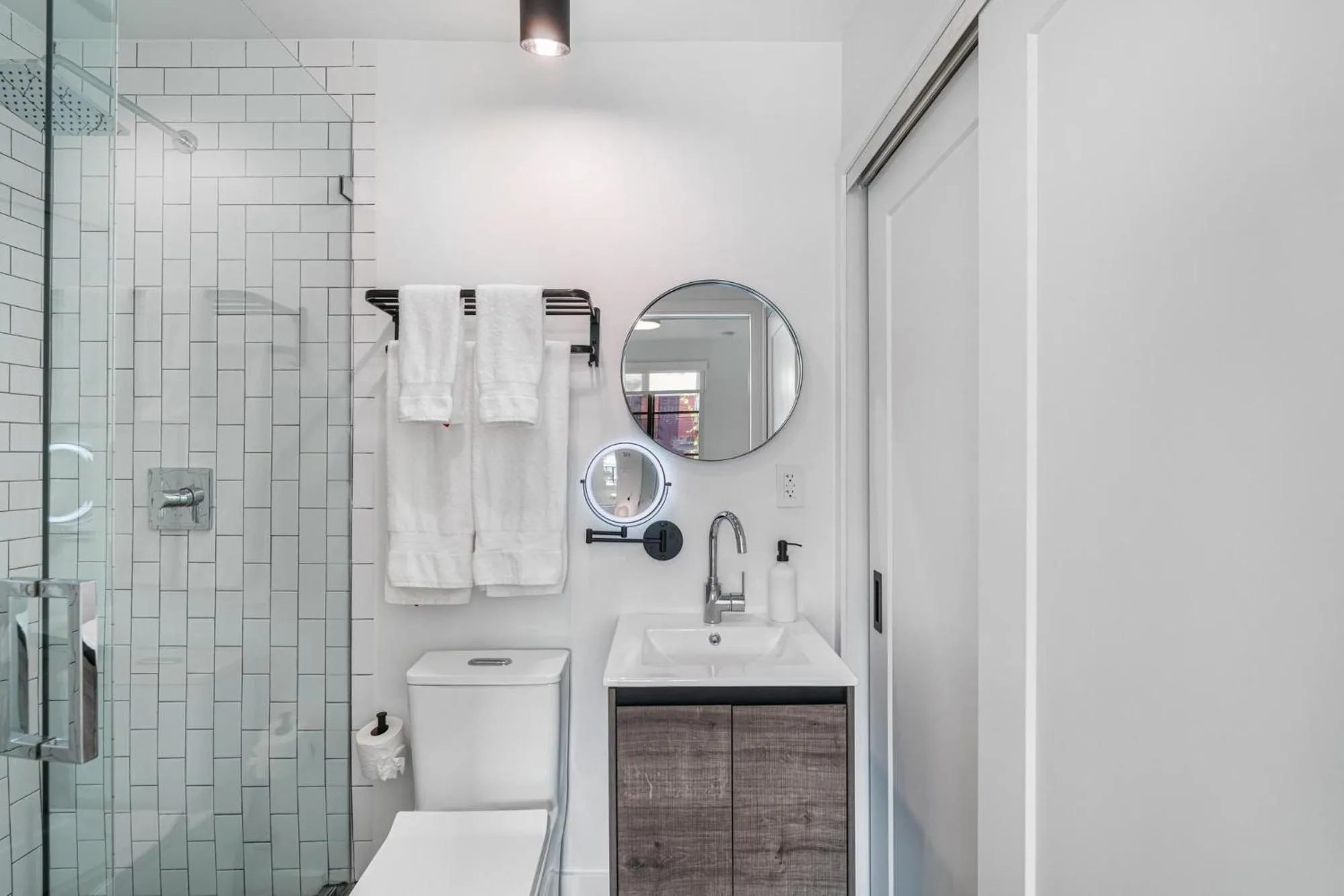 Bathroom in Lux Retreat By Renzzi