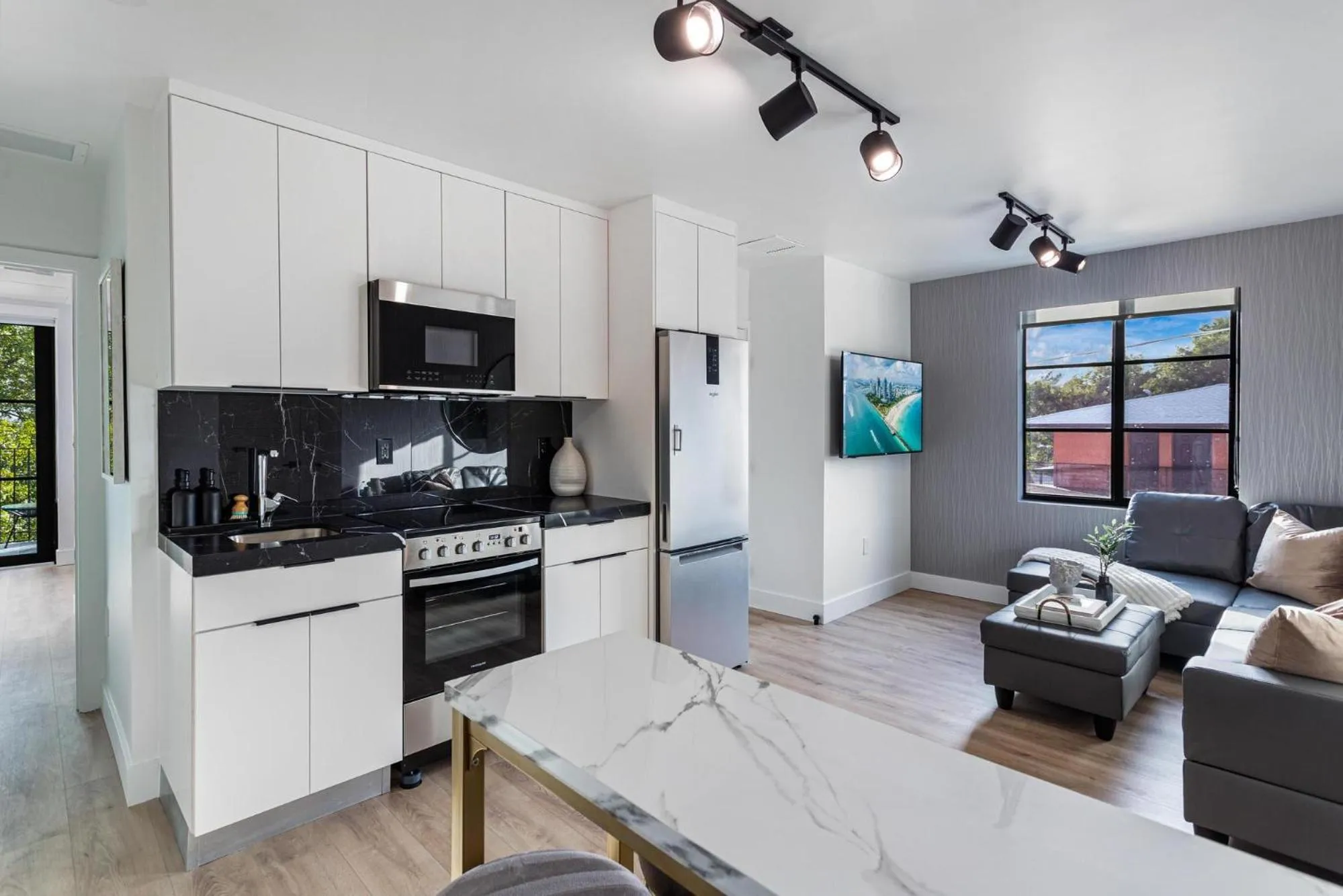 Kitchen or kitchenette in Lux Retreat By Renzzi