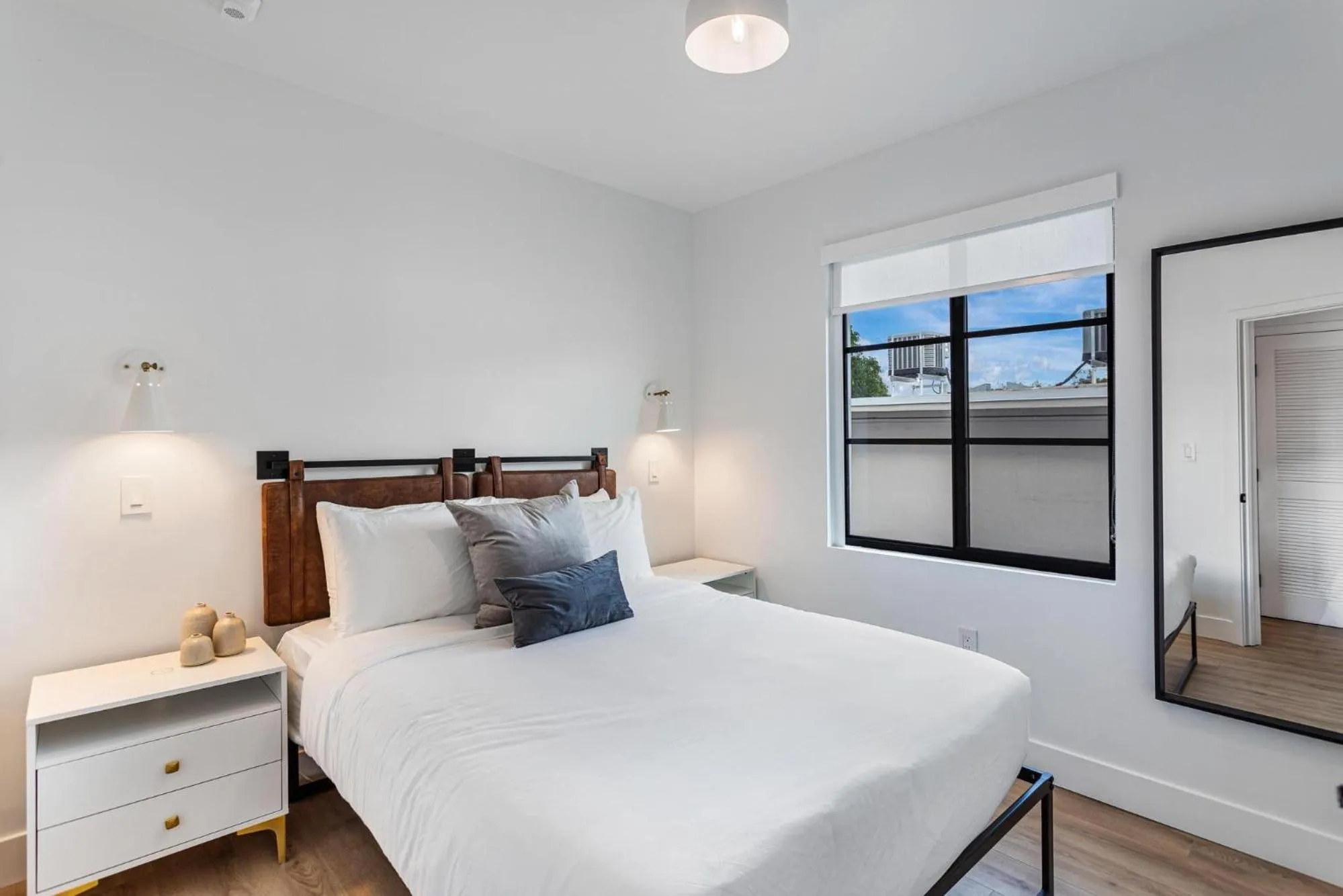 Photo of the whole room, Bed in Lux Retreat By Renzzi