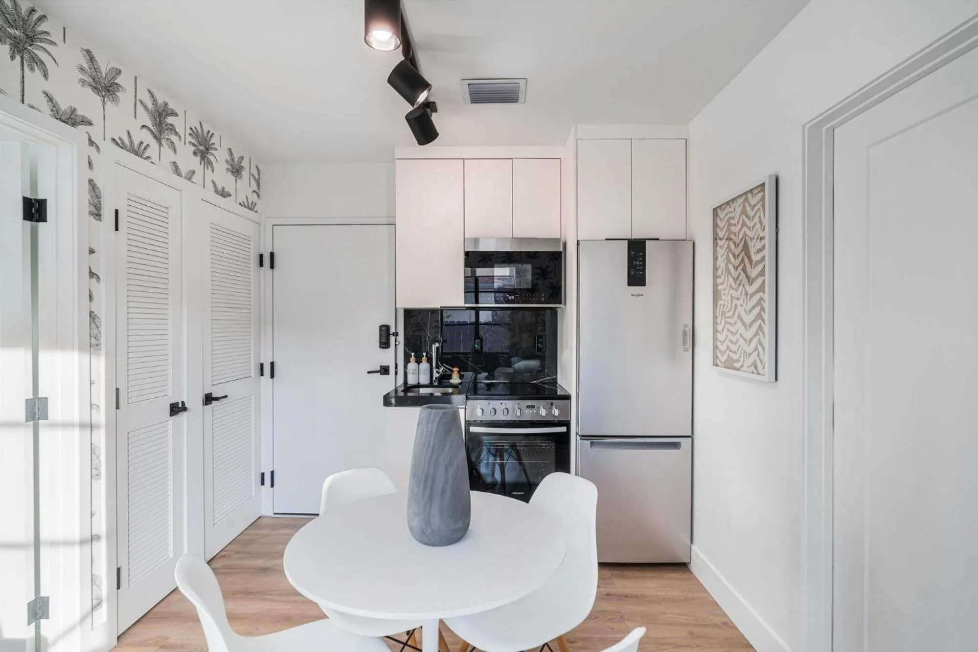 Kitchen or kitchenette in Lux Retreat By Renzzi