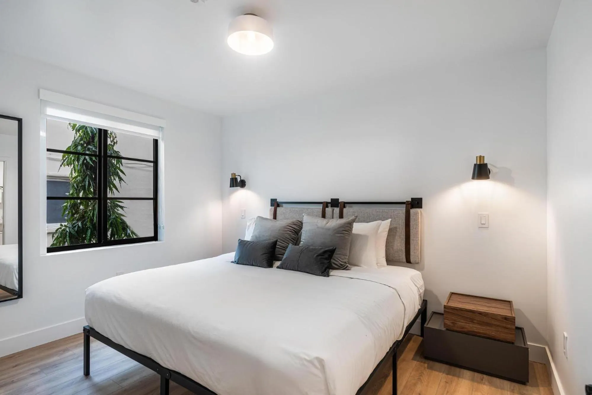 Photo of the whole room, Bed in Lux Retreat By Renzzi