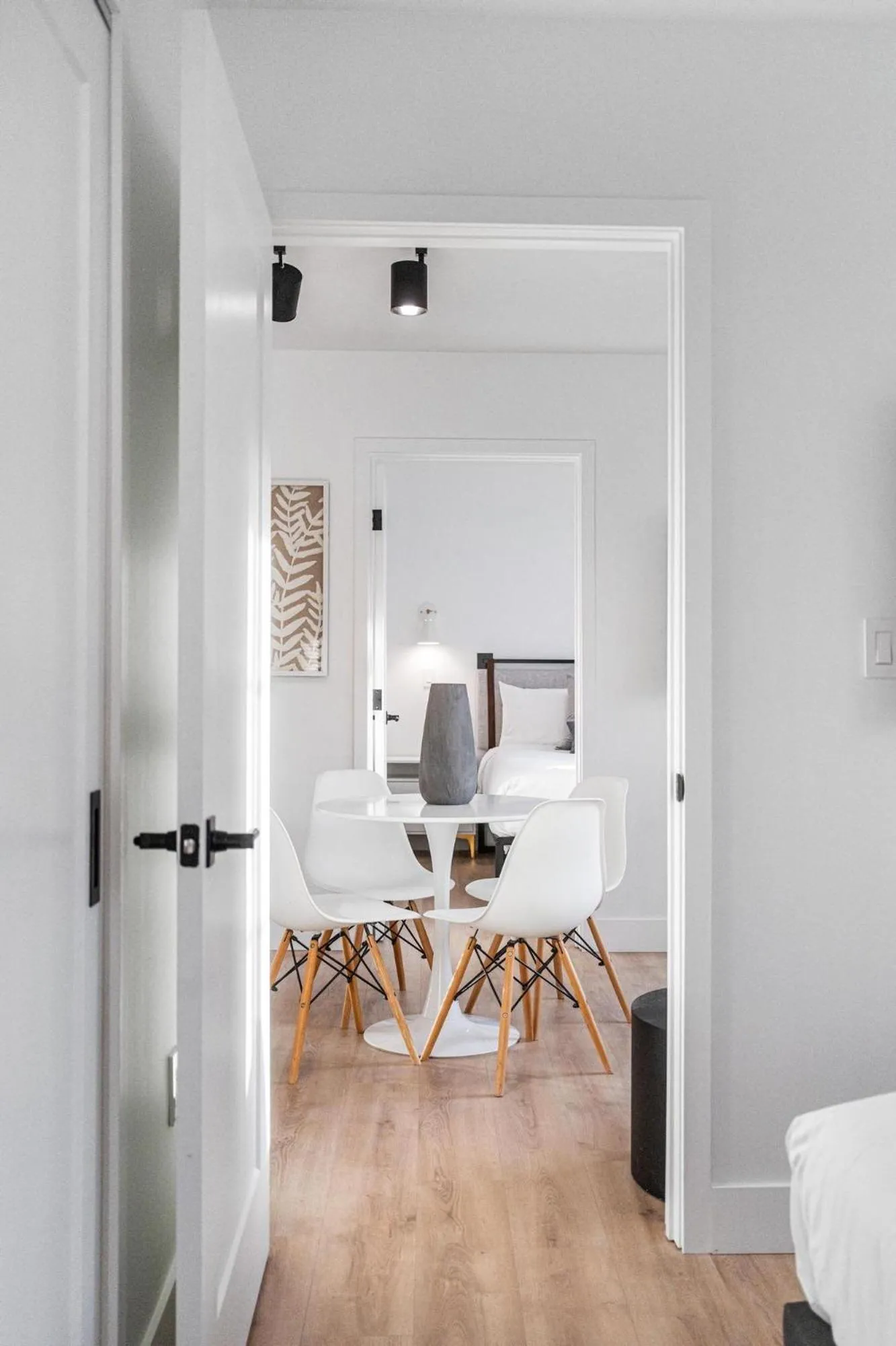 Dining area in Lux Retreat By Renzzi