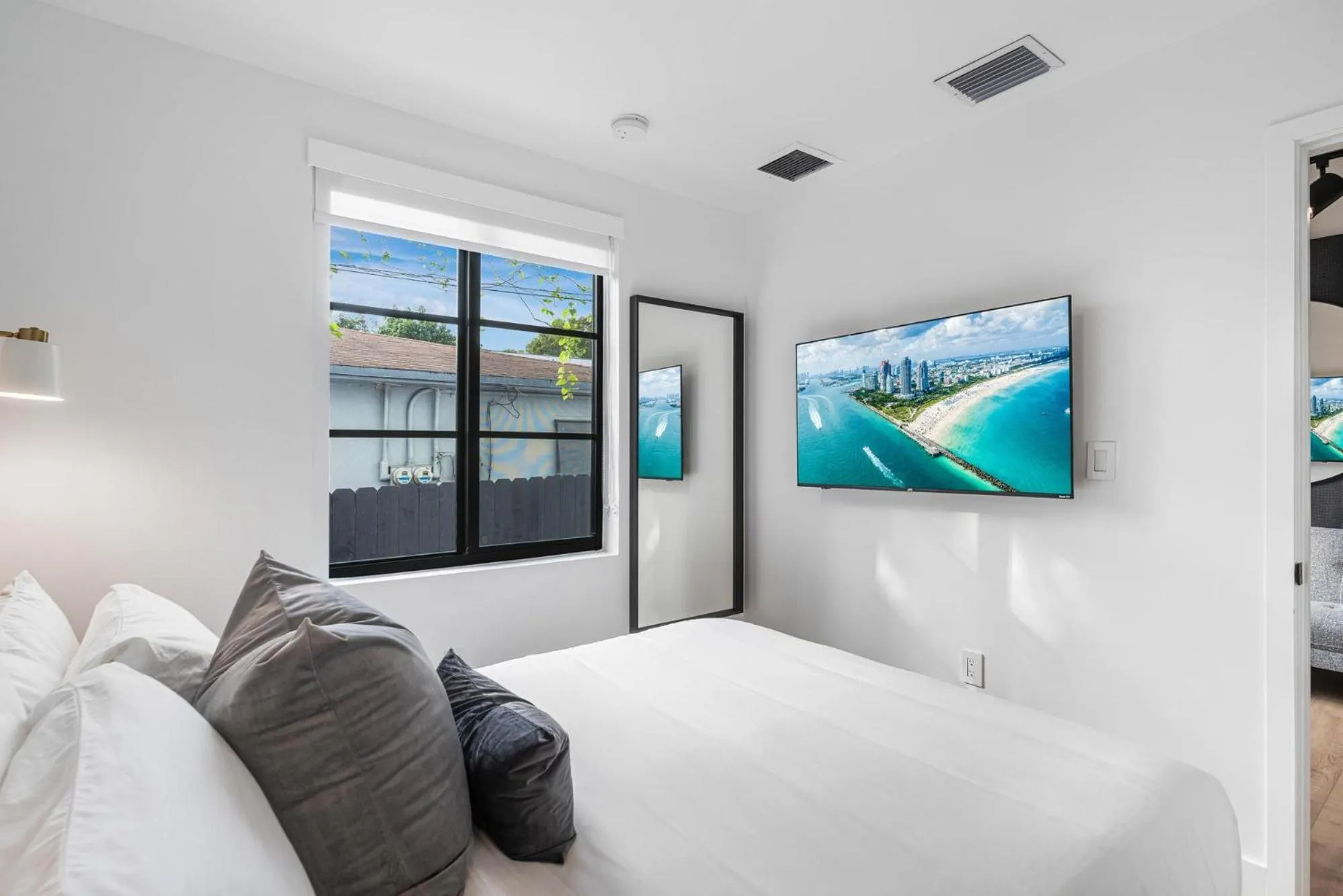 Photo of the whole room, Bed in Lux Retreat By Renzzi