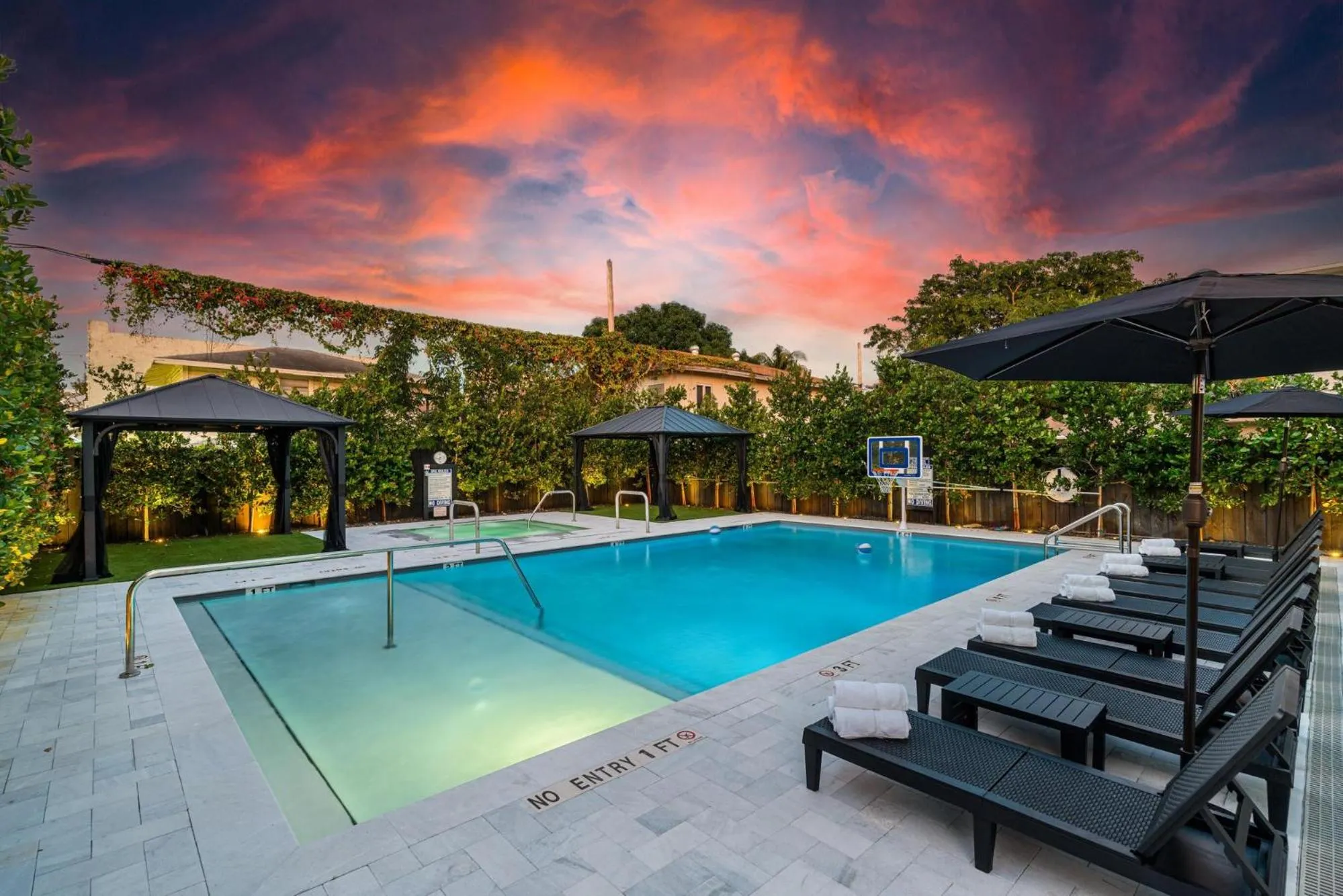 Swimming pool in Lux Retreat By Renzzi