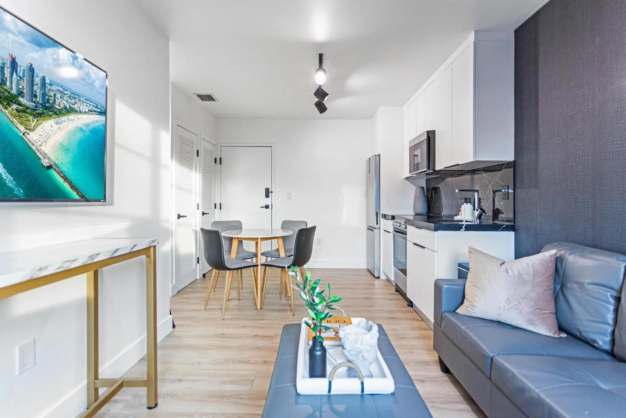 Living room in Lux Retreat By Renzzi