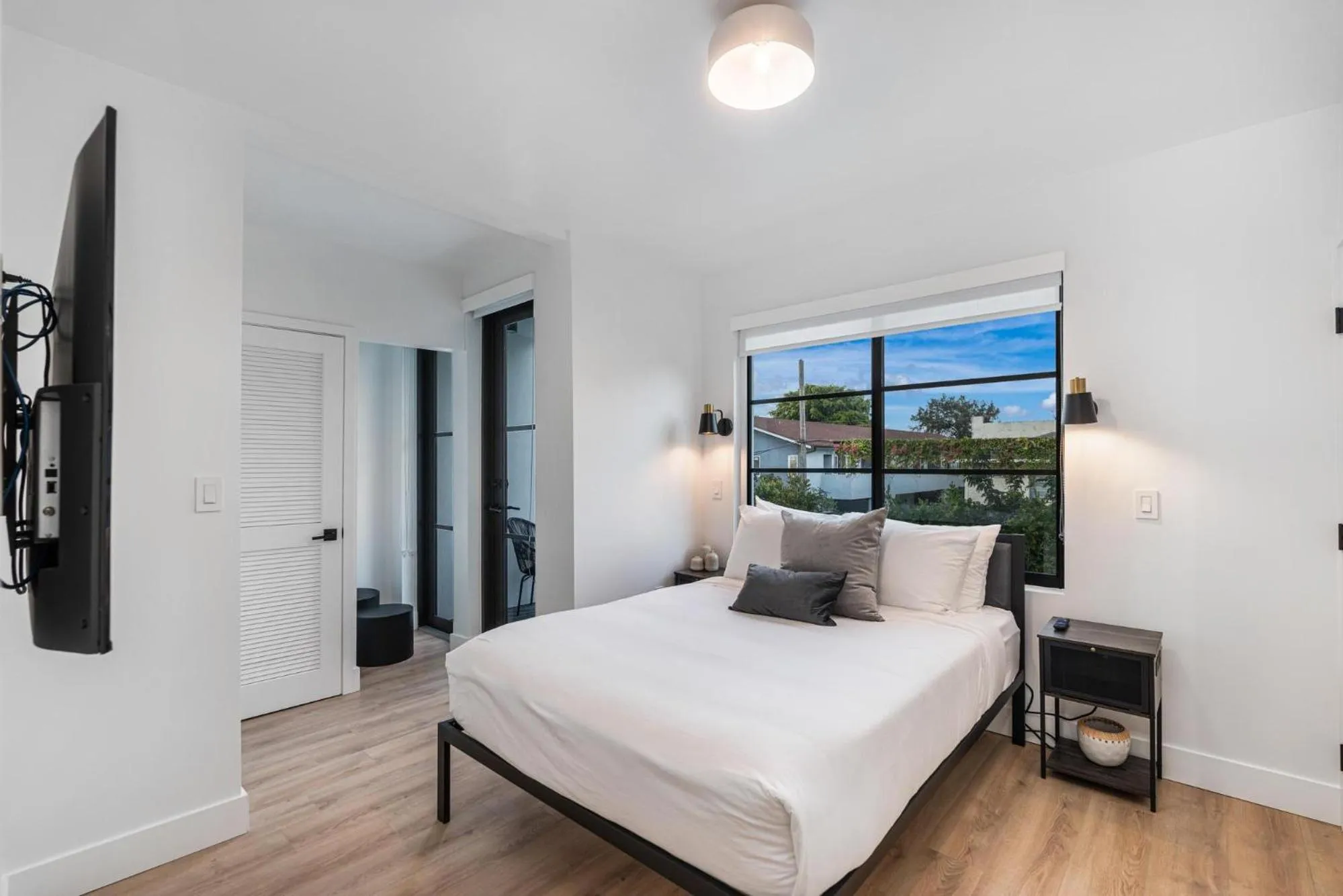 Photo of the whole room, Bed in Lux Retreat By Renzzi