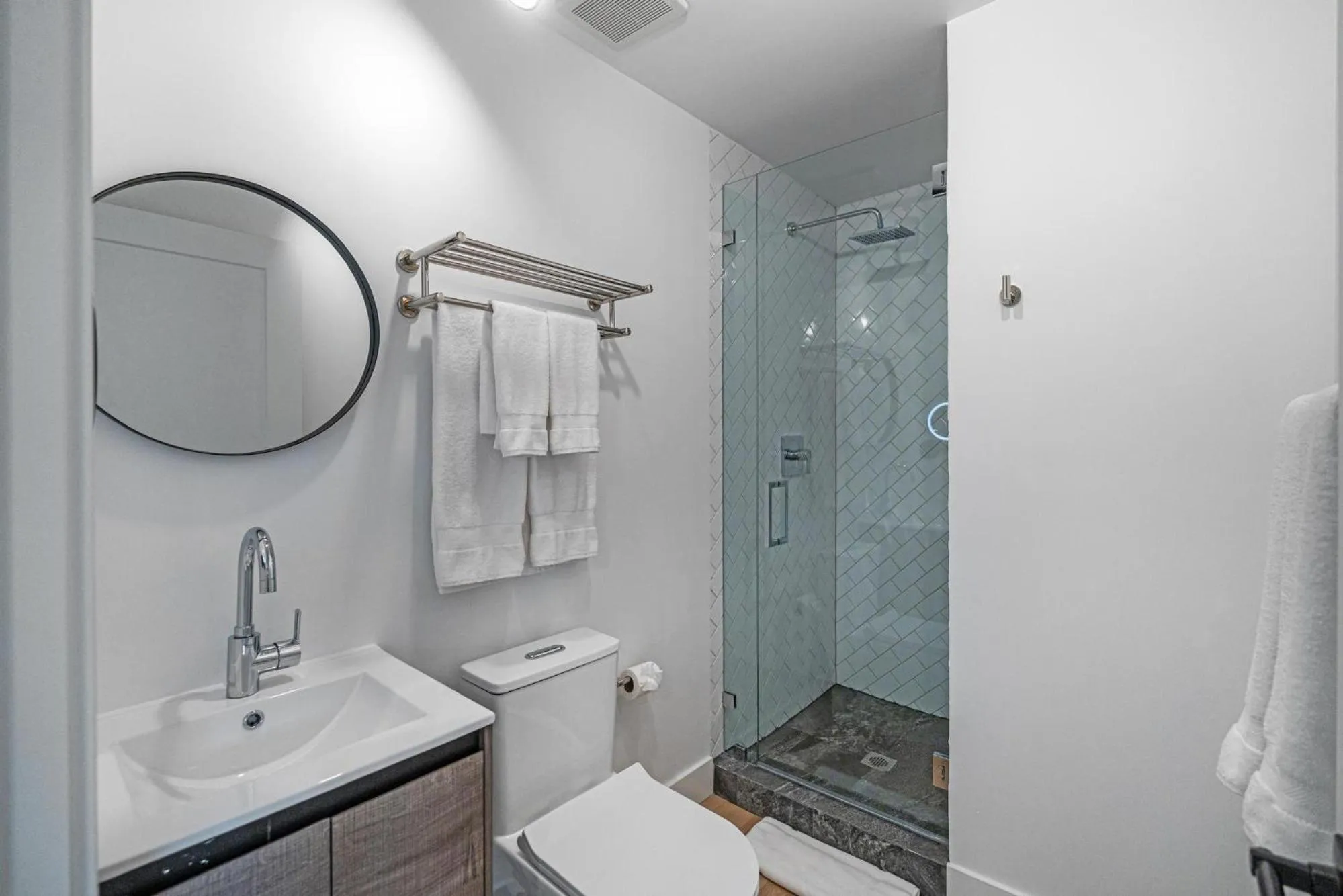 Shower in Lux Retreat By Renzzi