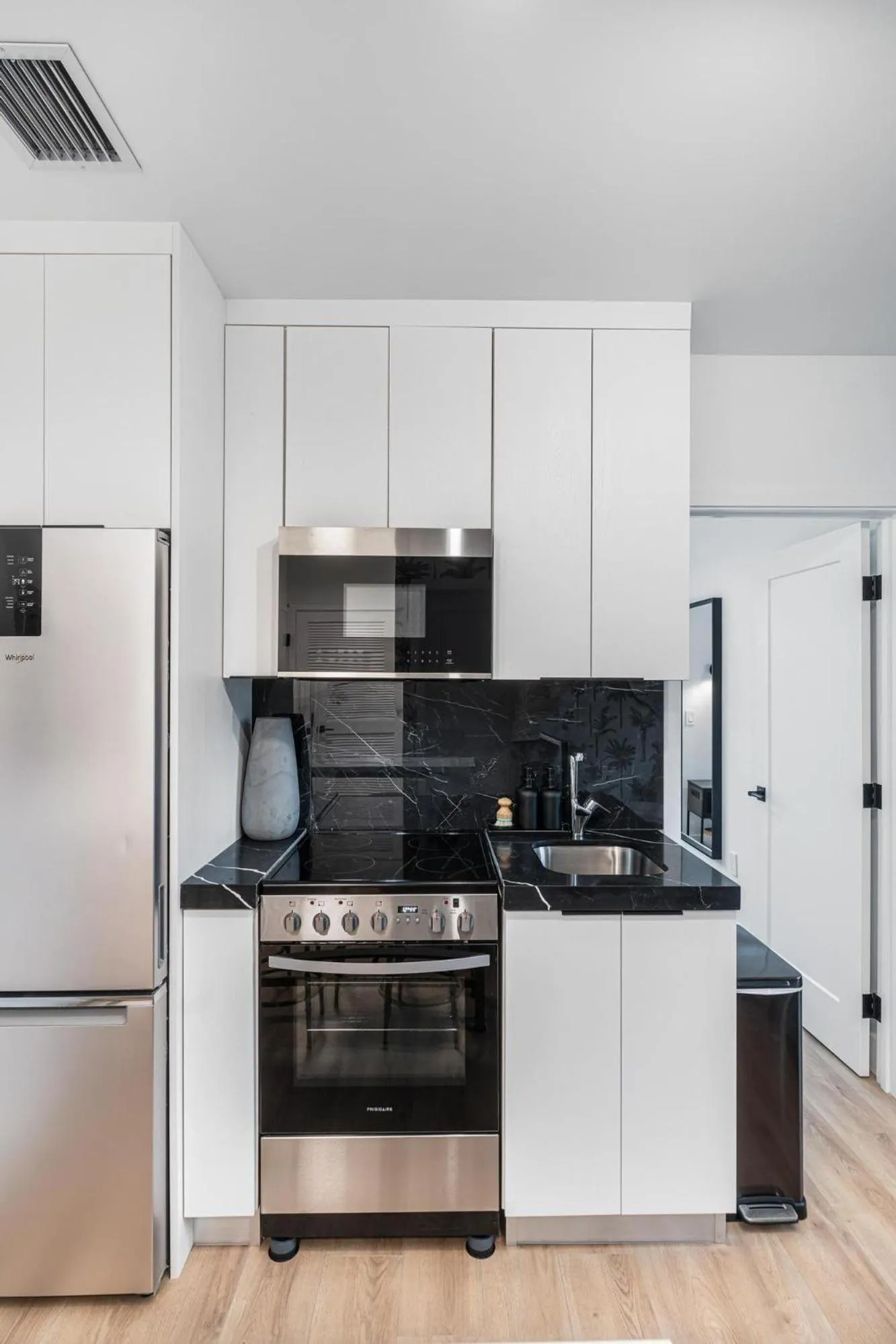 Kitchen or kitchenette in Lux Retreat By Renzzi
