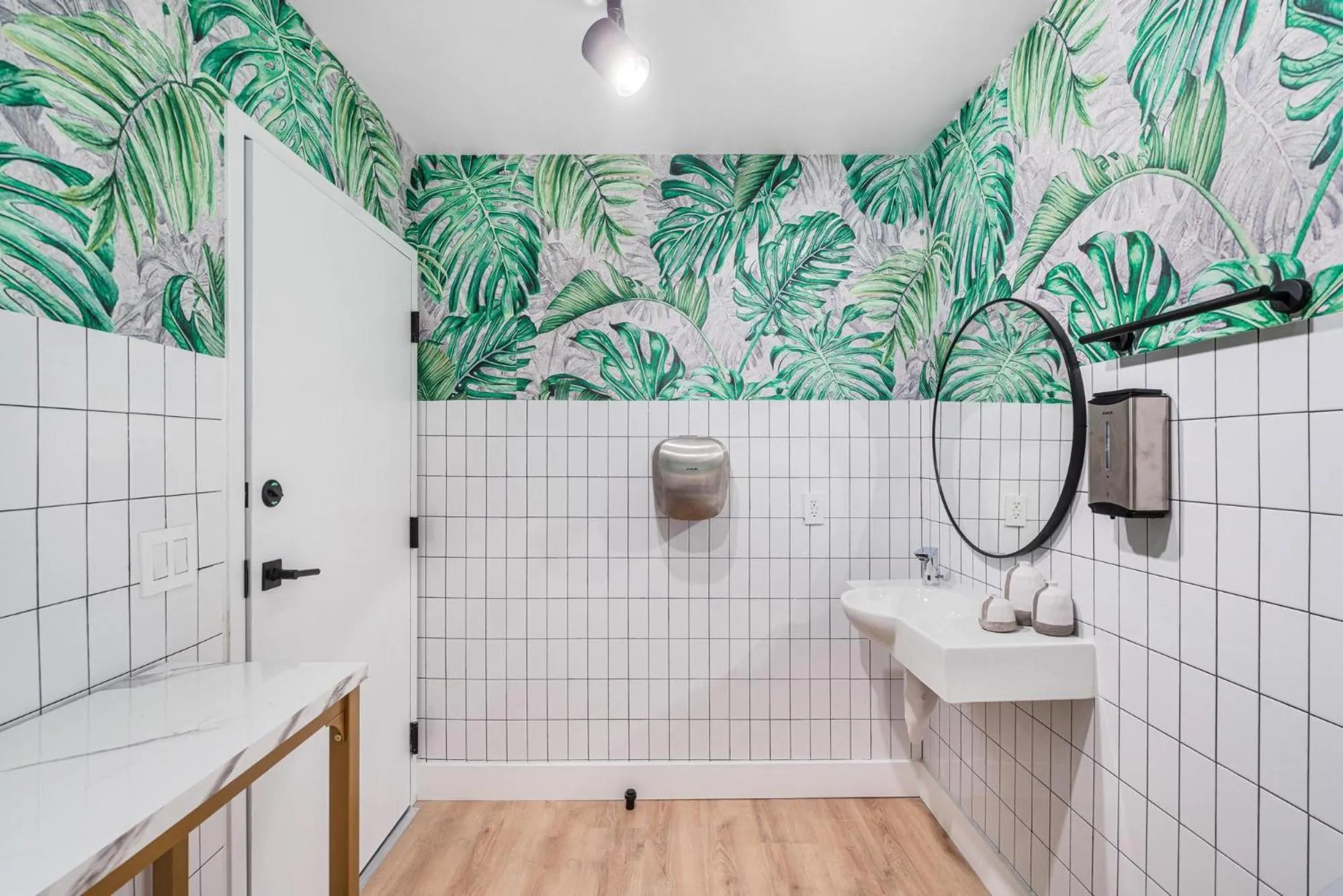 Public Bath in Lux Retreat By Renzzi