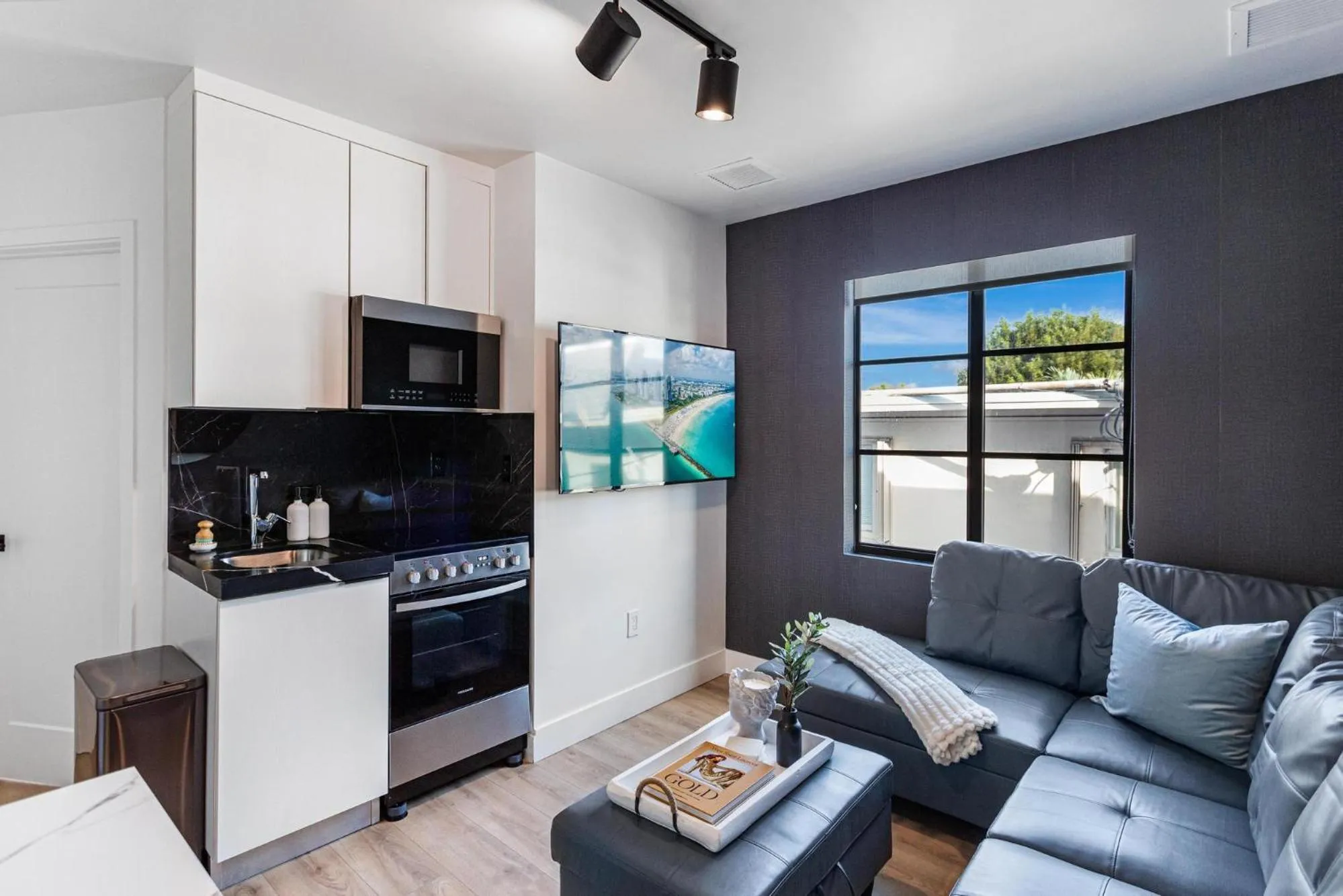 TV and multimedia in Lux Retreat By Renzzi