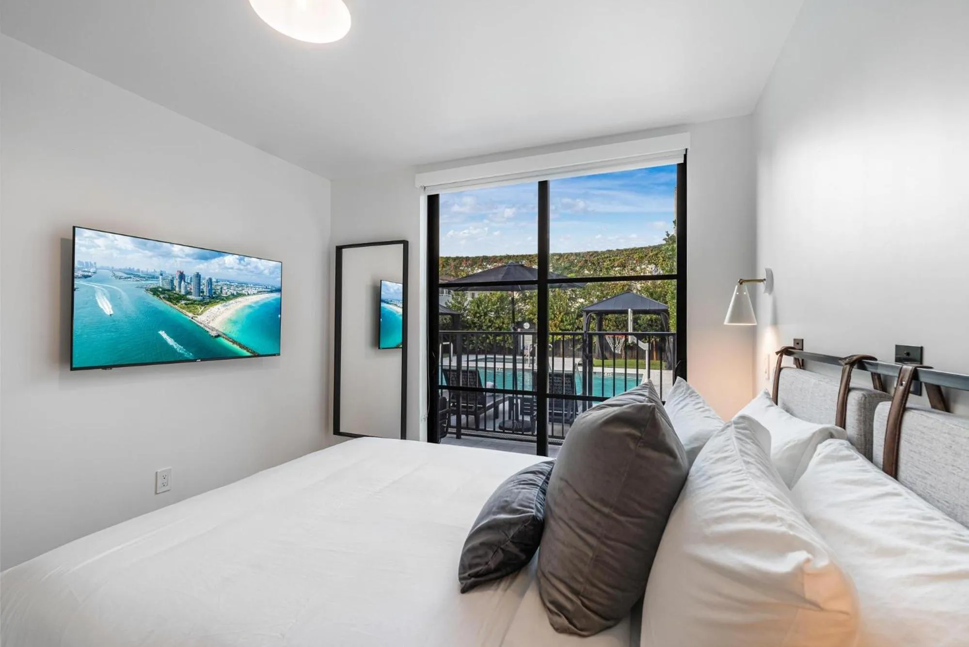 TV and multimedia, Bed in Lux Retreat By Renzzi