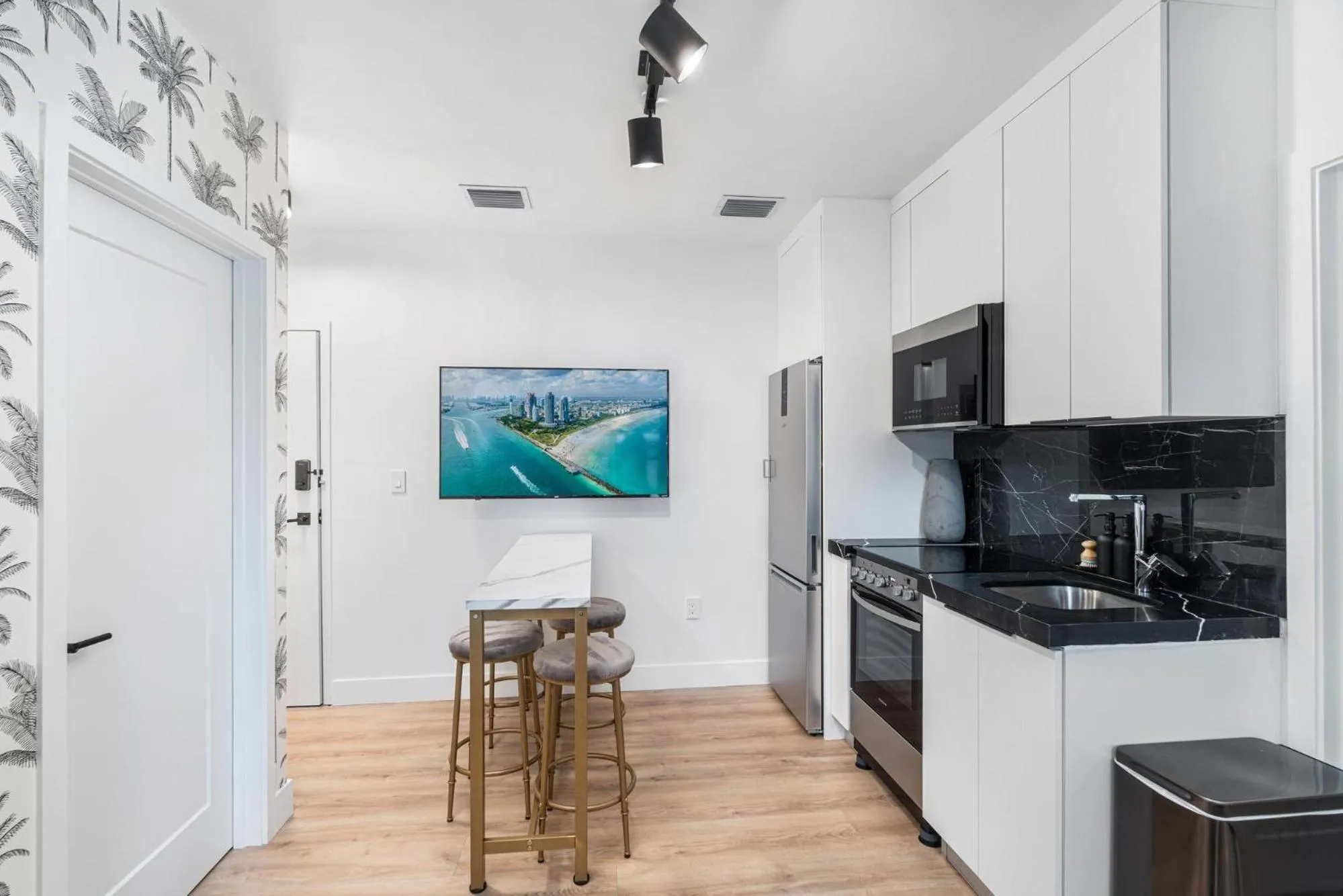 Kitchen or kitchenette in Lux Retreat By Renzzi