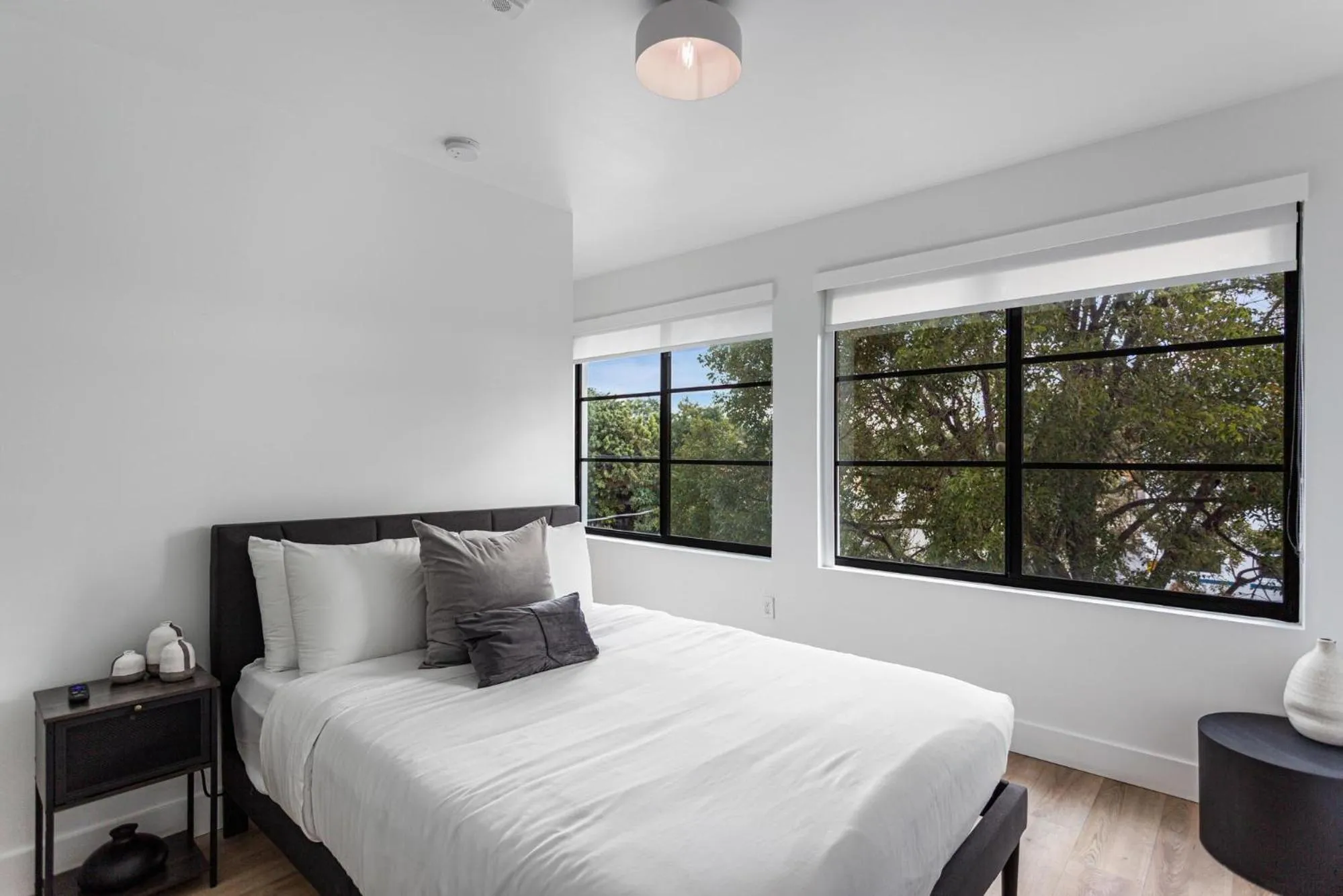 Bedroom, Bed in Lux Retreat By Renzzi