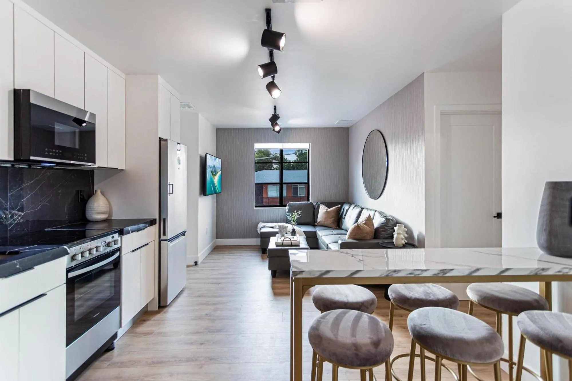 Kitchen or kitchenette in Lux Retreat By Renzzi