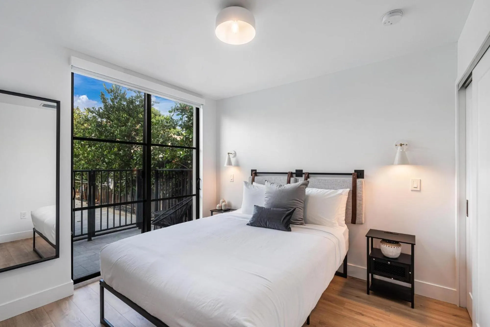 Photo of the whole room, Bed in Lux Retreat By Renzzi