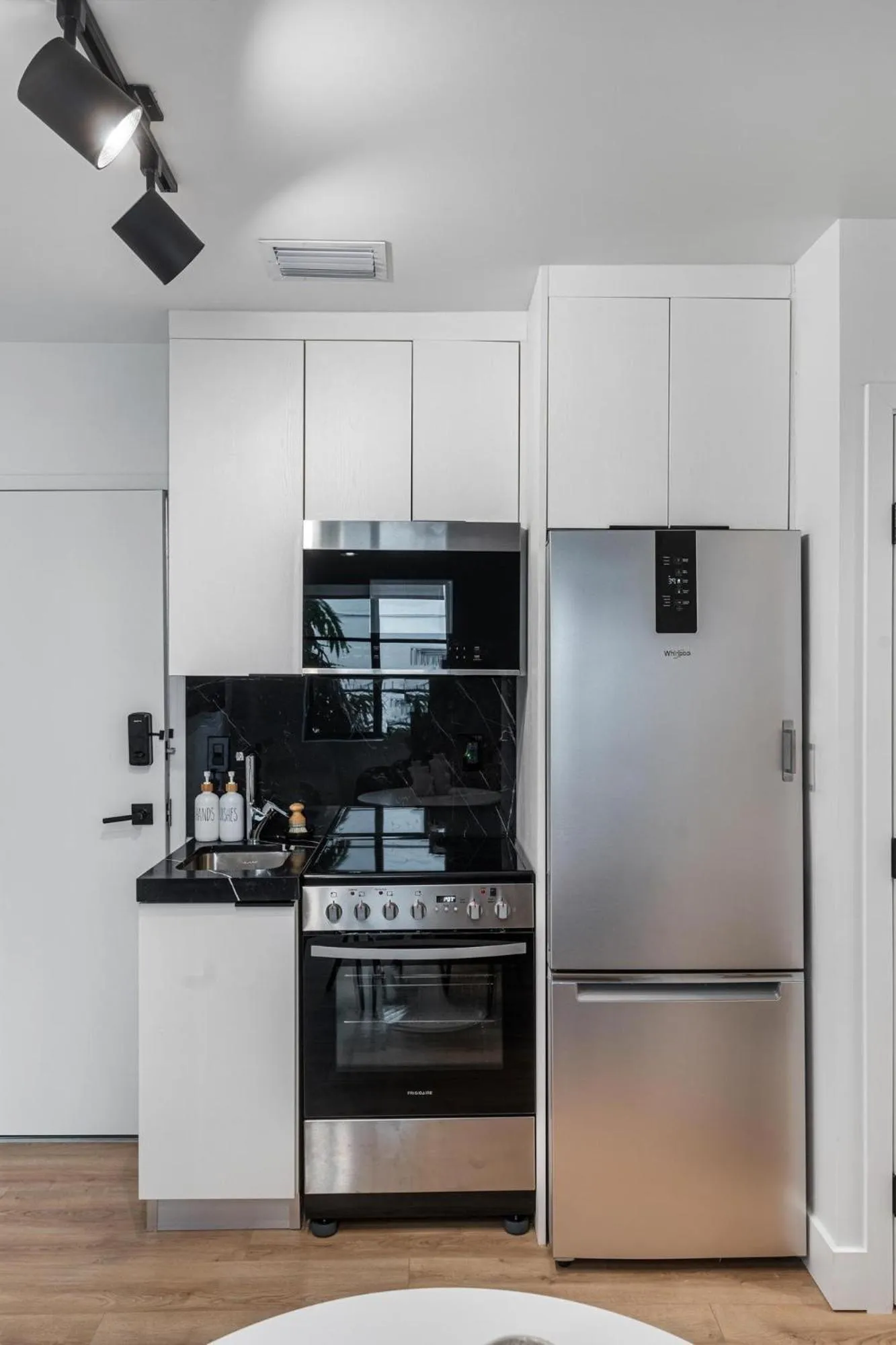 Kitchen or kitchenette in Lux Retreat By Renzzi