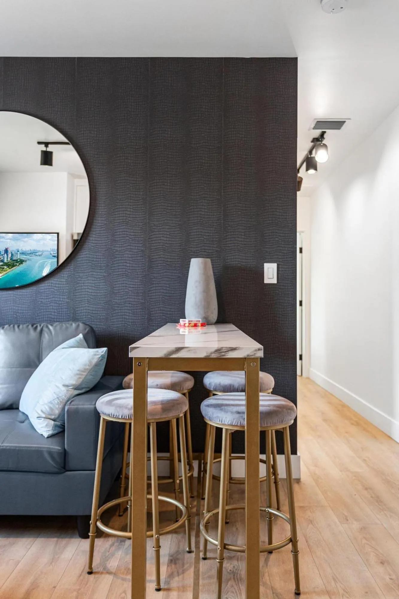 Dining area in Lux Retreat By Renzzi