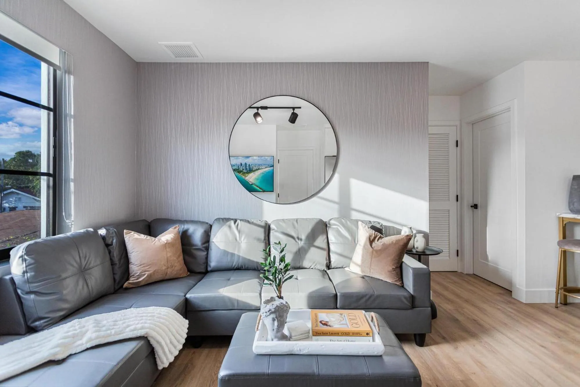 Living room in Lux Retreat By Renzzi