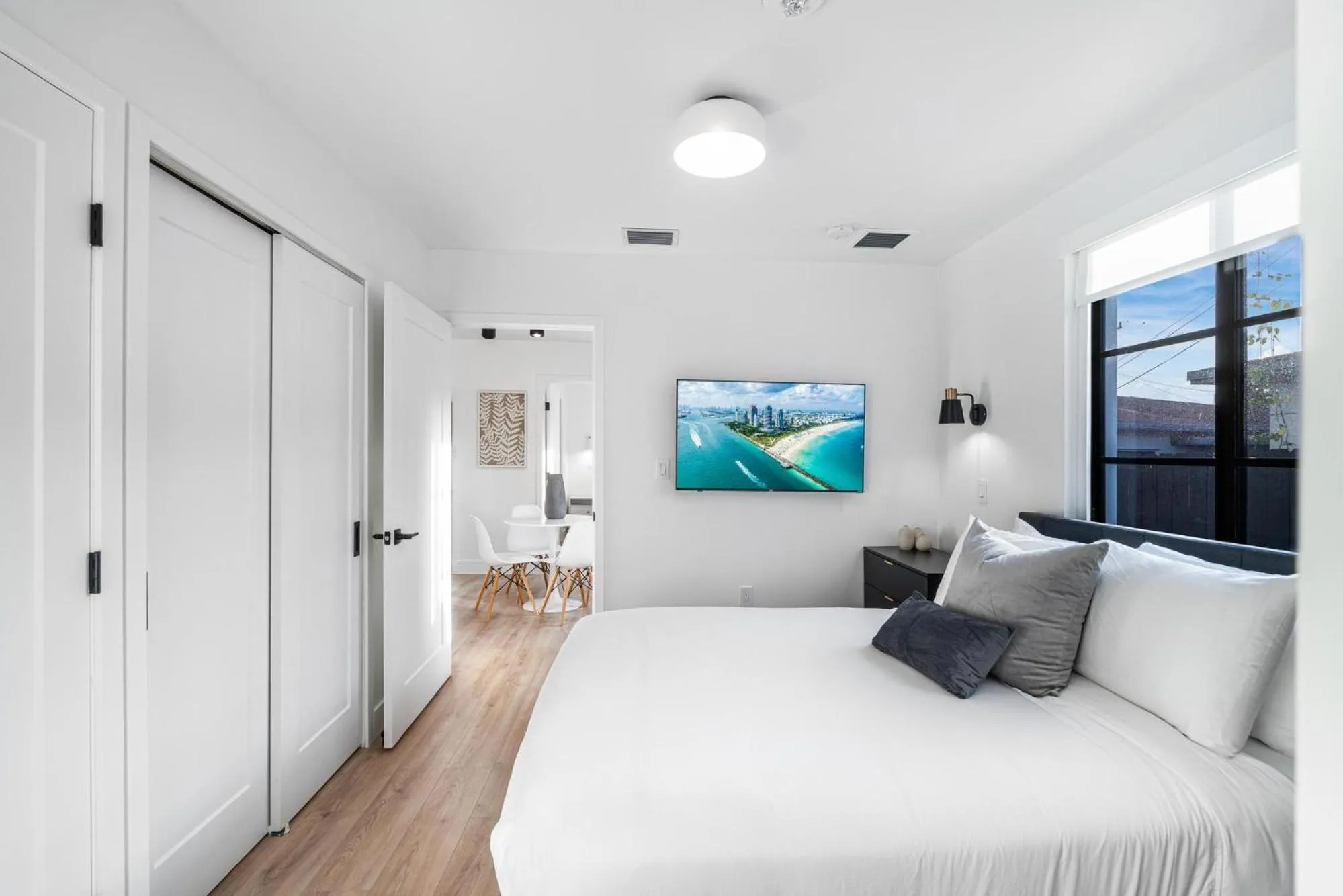 Bedroom, Bed in Lux Retreat By Renzzi