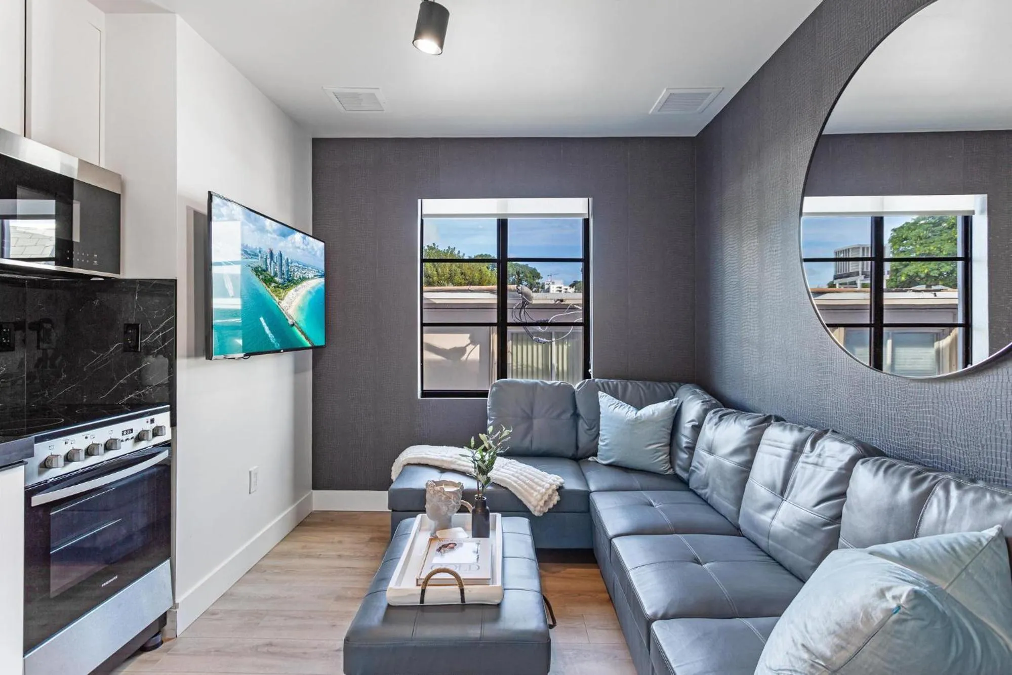 Living room in Lux Retreat By Renzzi